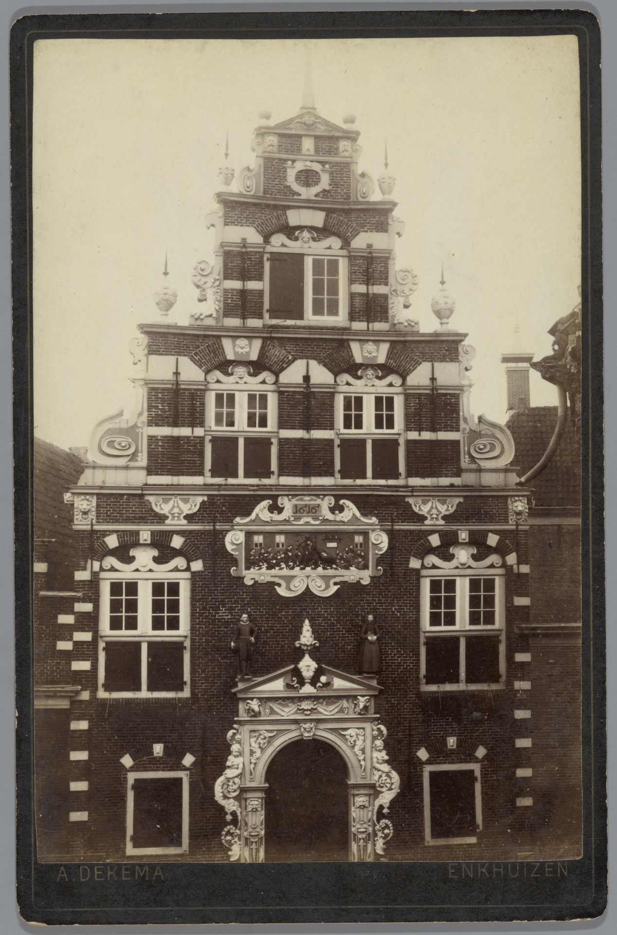 Gezicht op het weeshuis aan de Westerstraat in Enkhuizen by Albert Dekema