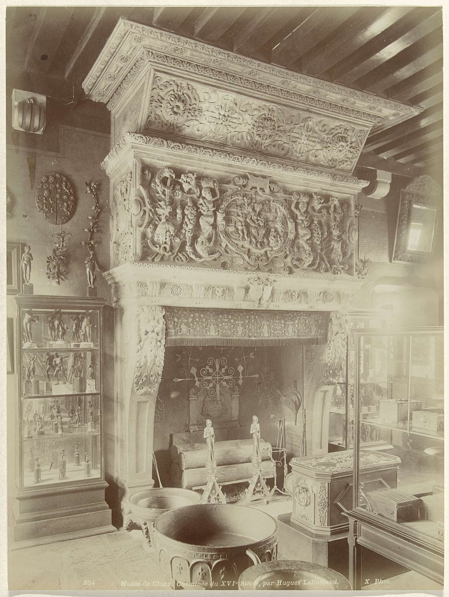 Gedecoreerde schouw door Hugues Lallemand in het Musée de Cluny, Parijs by X phot.