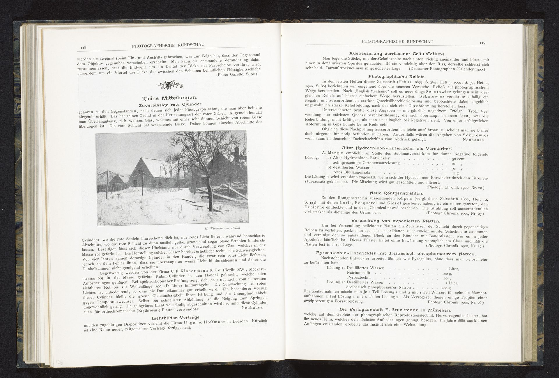 Gezicht op een boom met daarachter een huis of een boerderij by H. Winckelmann