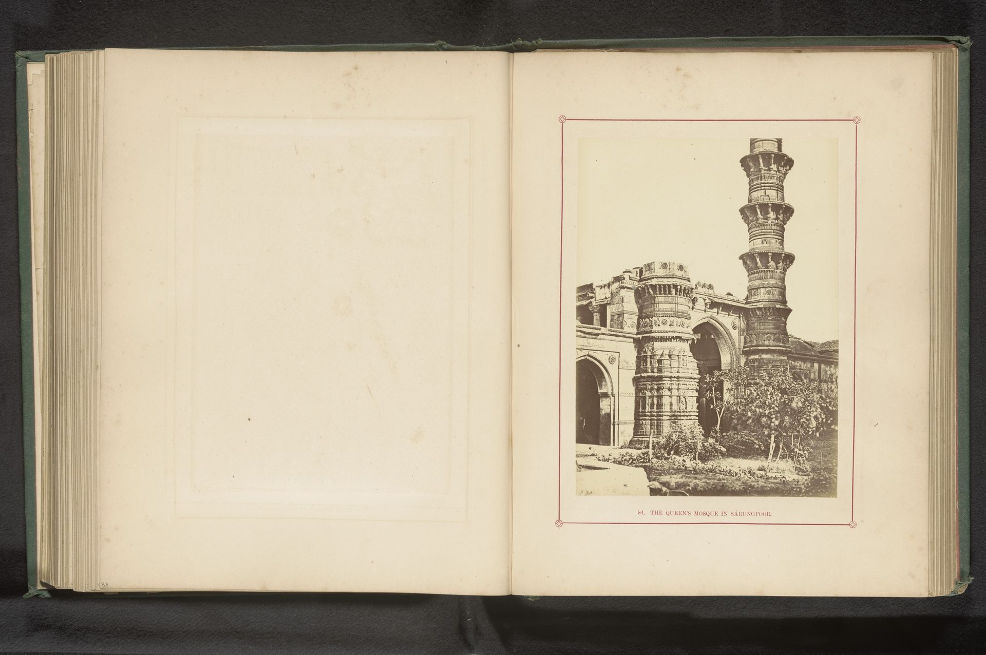 Gezicht op een moskee in Ahmedabad by Thomas Biggs
