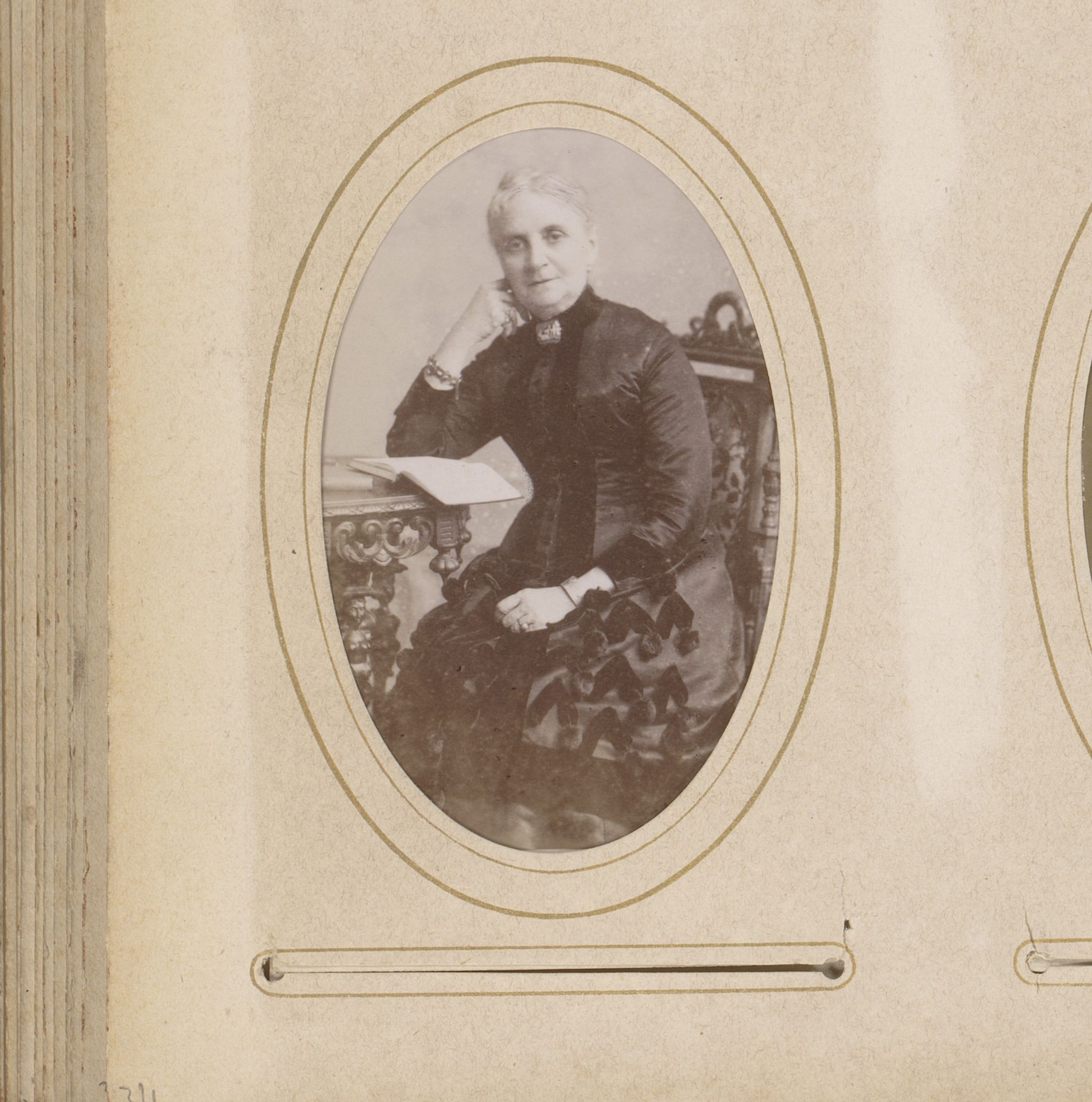 Portret van een vrouw, zittend aan een tafel met boek by Wilhelm Ivens