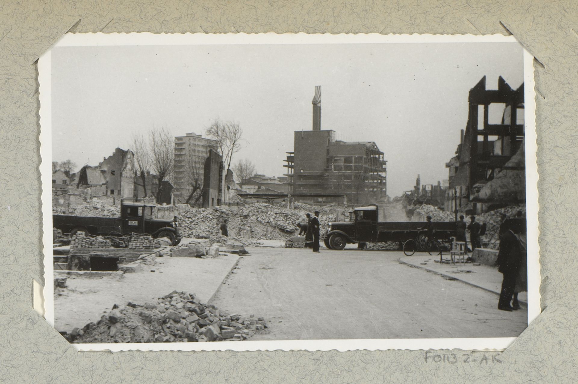 Ruimen van puin op de Binnenweg te Rotterdam by J. Nolte
