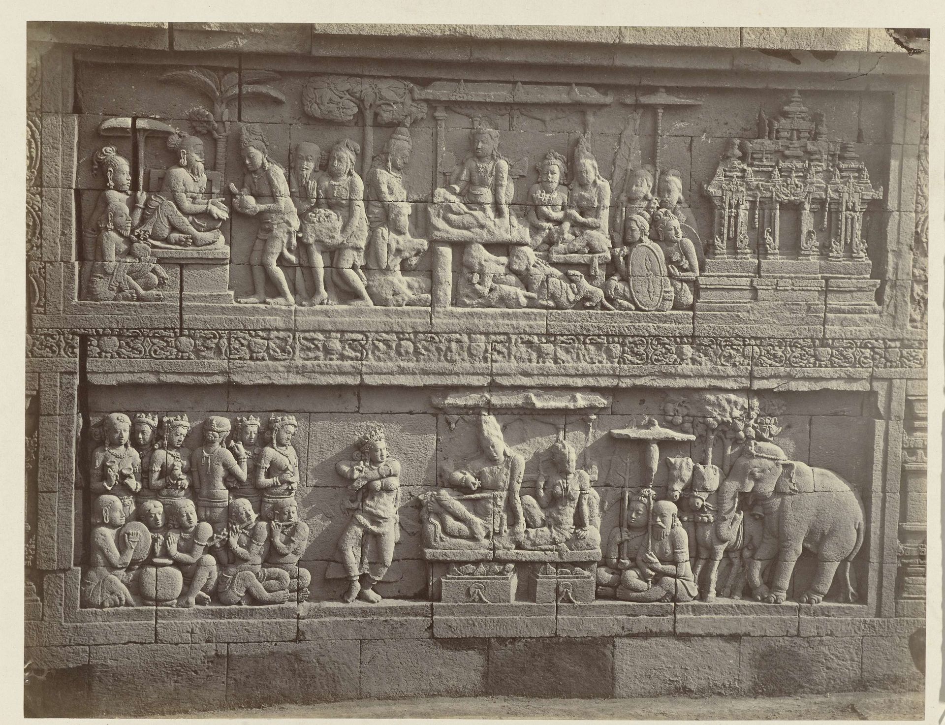 Basreliëf in de muur aan de zuidzijde van de Borobudur by Isidore Kinsbergen