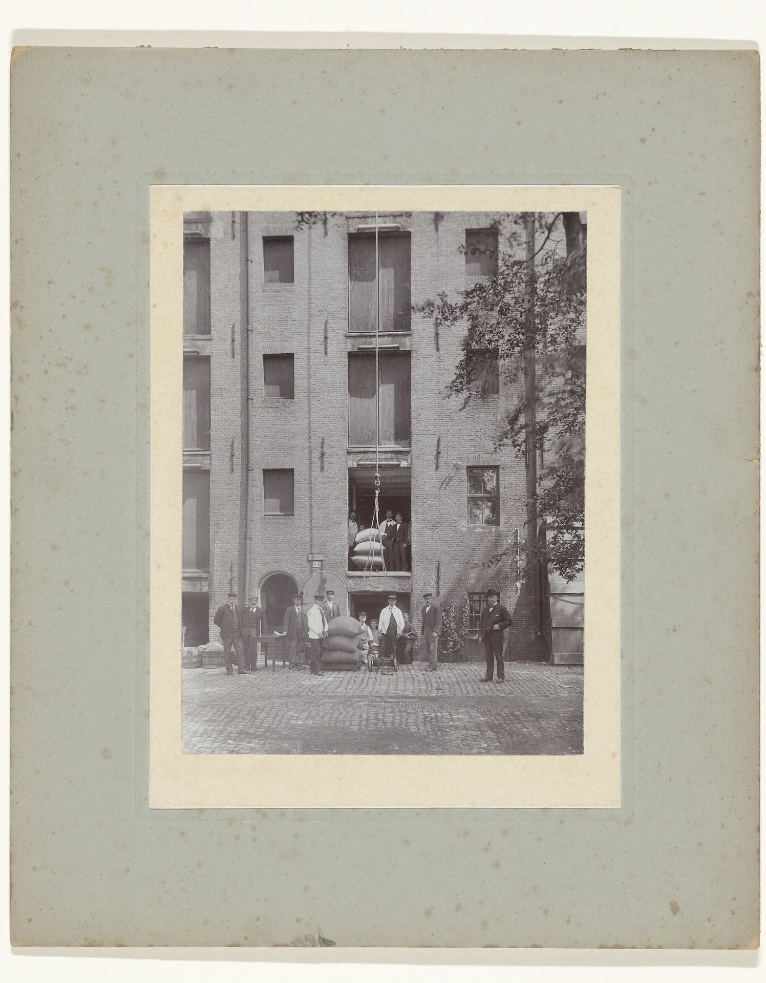Pakhuis met arbeiders, Amsterdam by Nicolaas Schuitvlot
