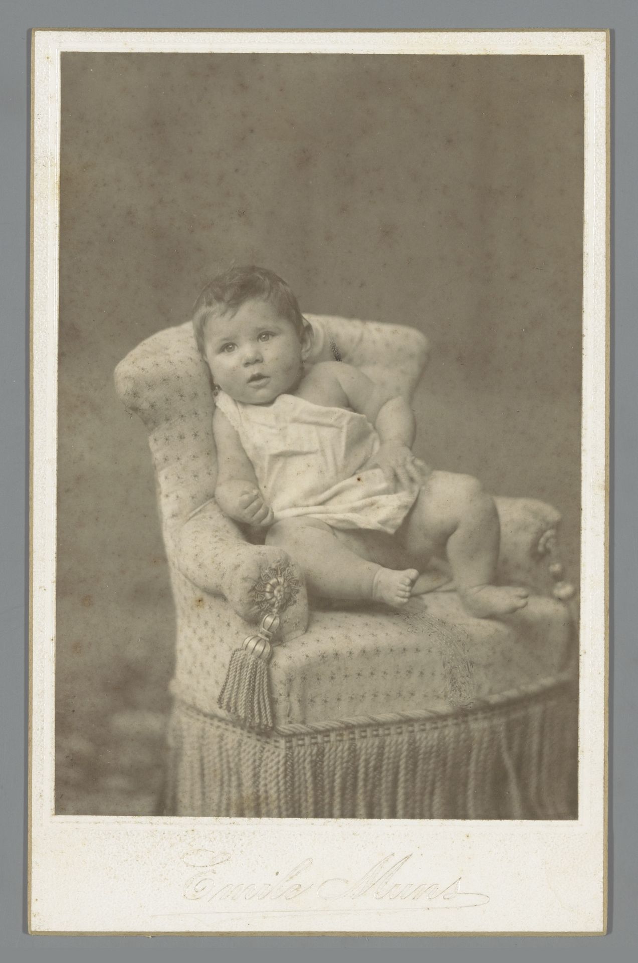 Portret van een baby op een stoel by Emile Muns