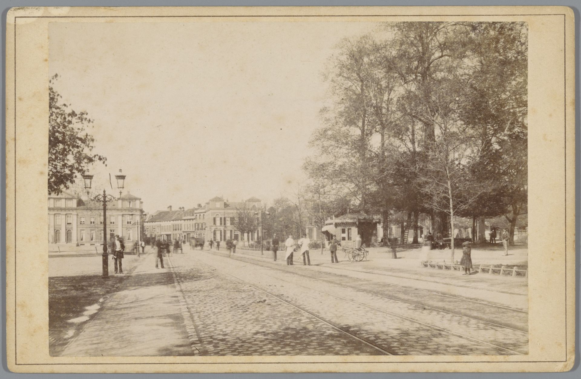 Gezicht op het Velperplein in Arnhem by J.S.J. de Jongh