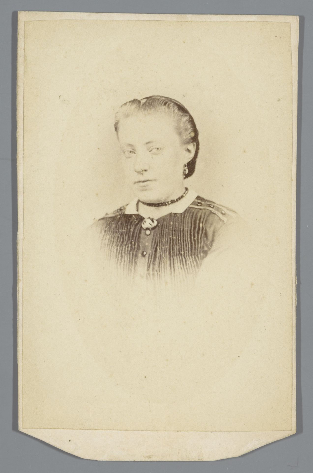 Portret van een onbekende vrouw by Albert Dekema