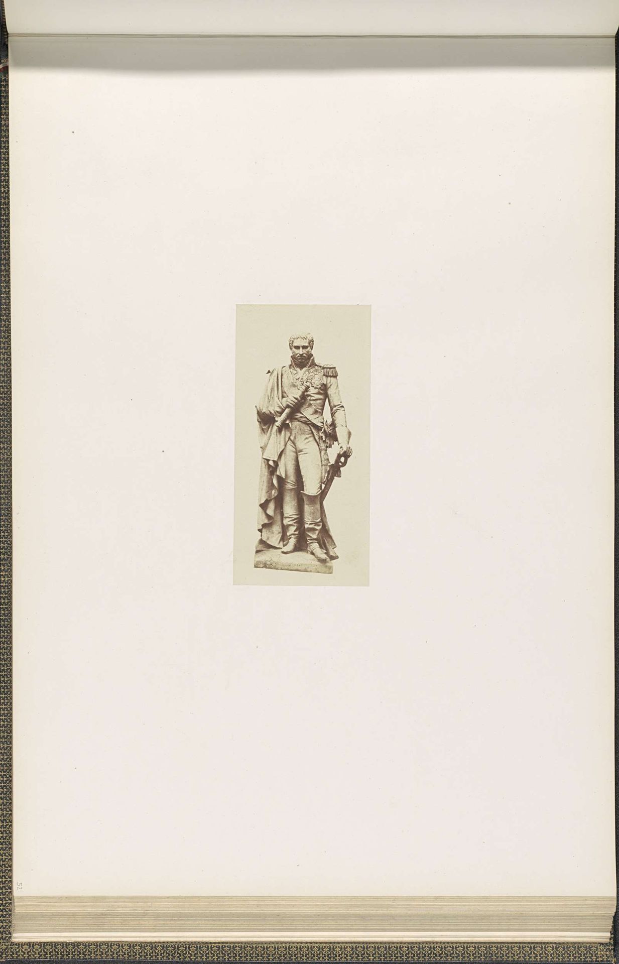 Gipsmodel voor beeldhouwwerk op het Palais du Louvre: "Masséna" door Célestin Anatole Calmels by Edouard Baldus