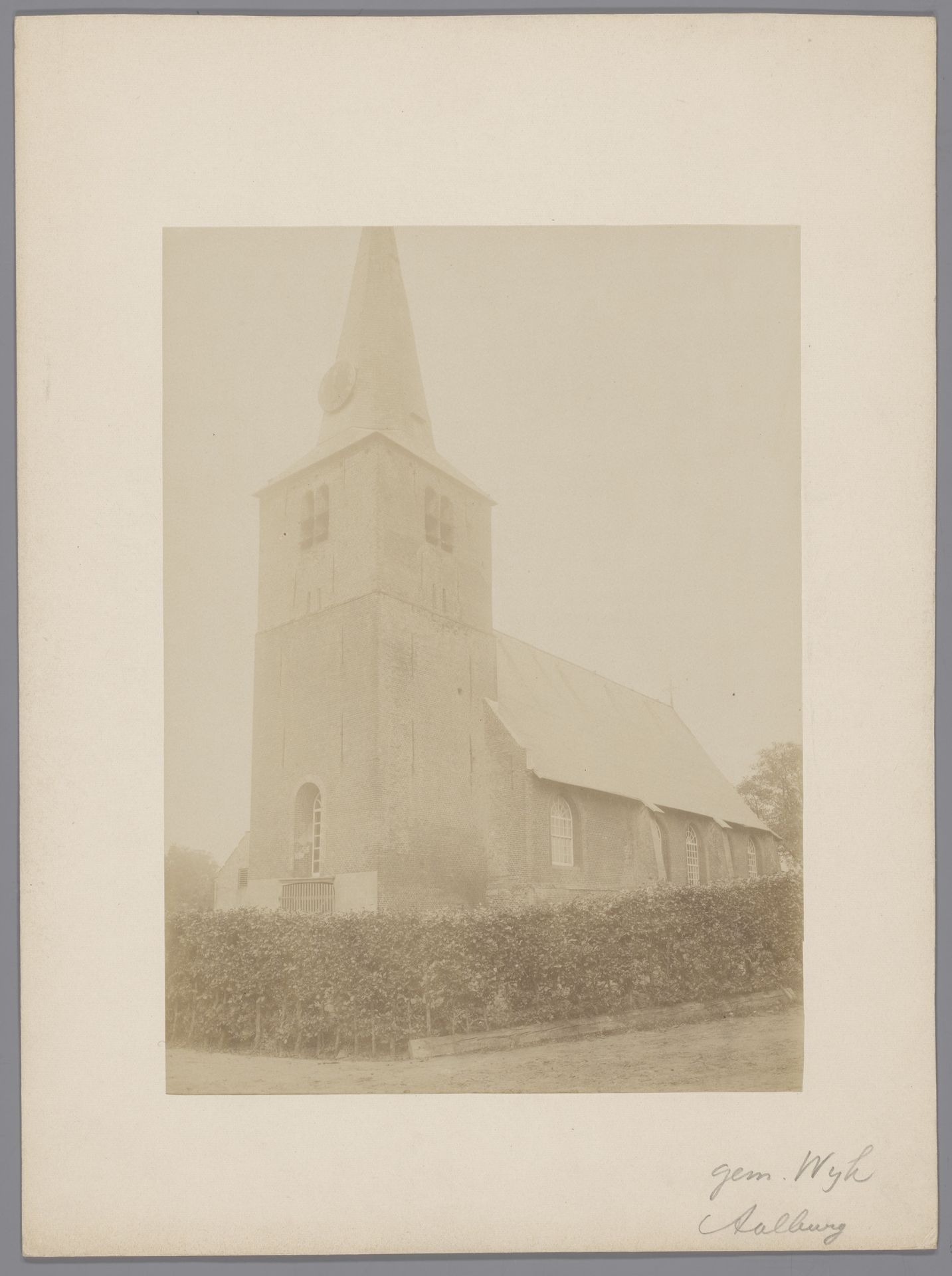 Gezicht op de Hervormde Kerk te Wijk en Aalburg by anoniem (Monumentenzorg)