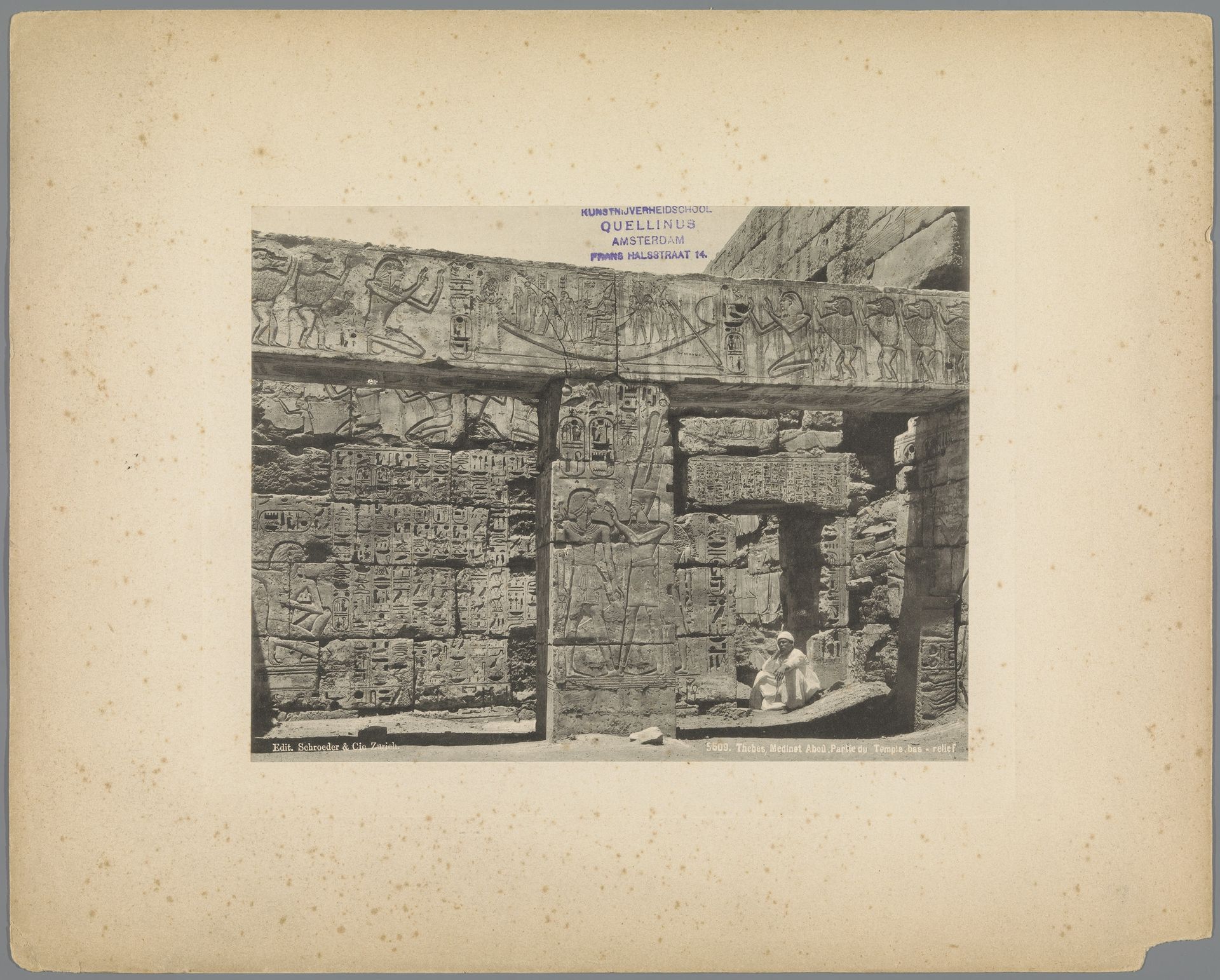 Deel van de tempel van Ramses III te Medinet-Habou by Anonymous