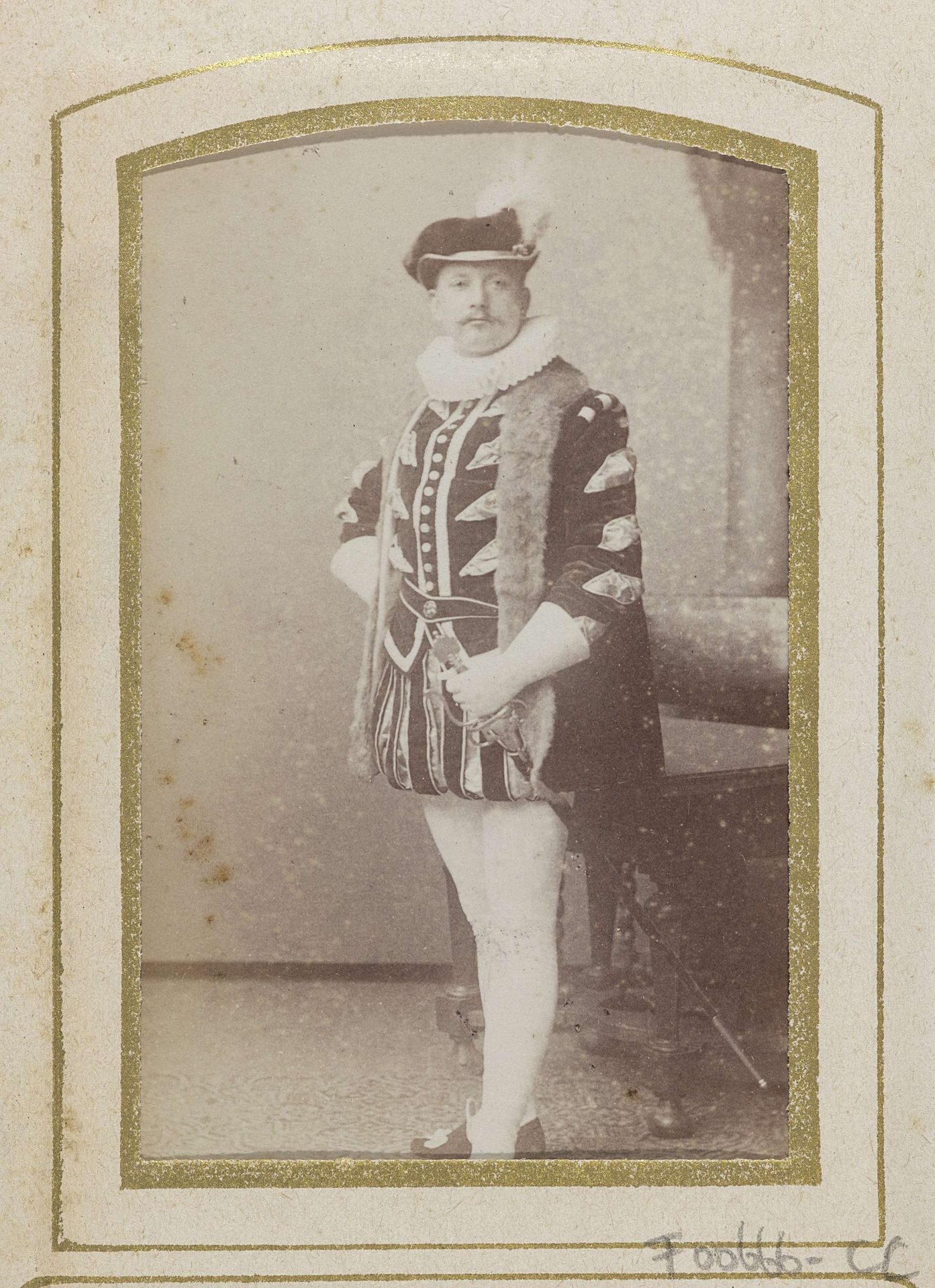 Portret van een jonge man in kostuum met degen, aangeduid als G.J. Nijhuis by Jan Goedeljee
