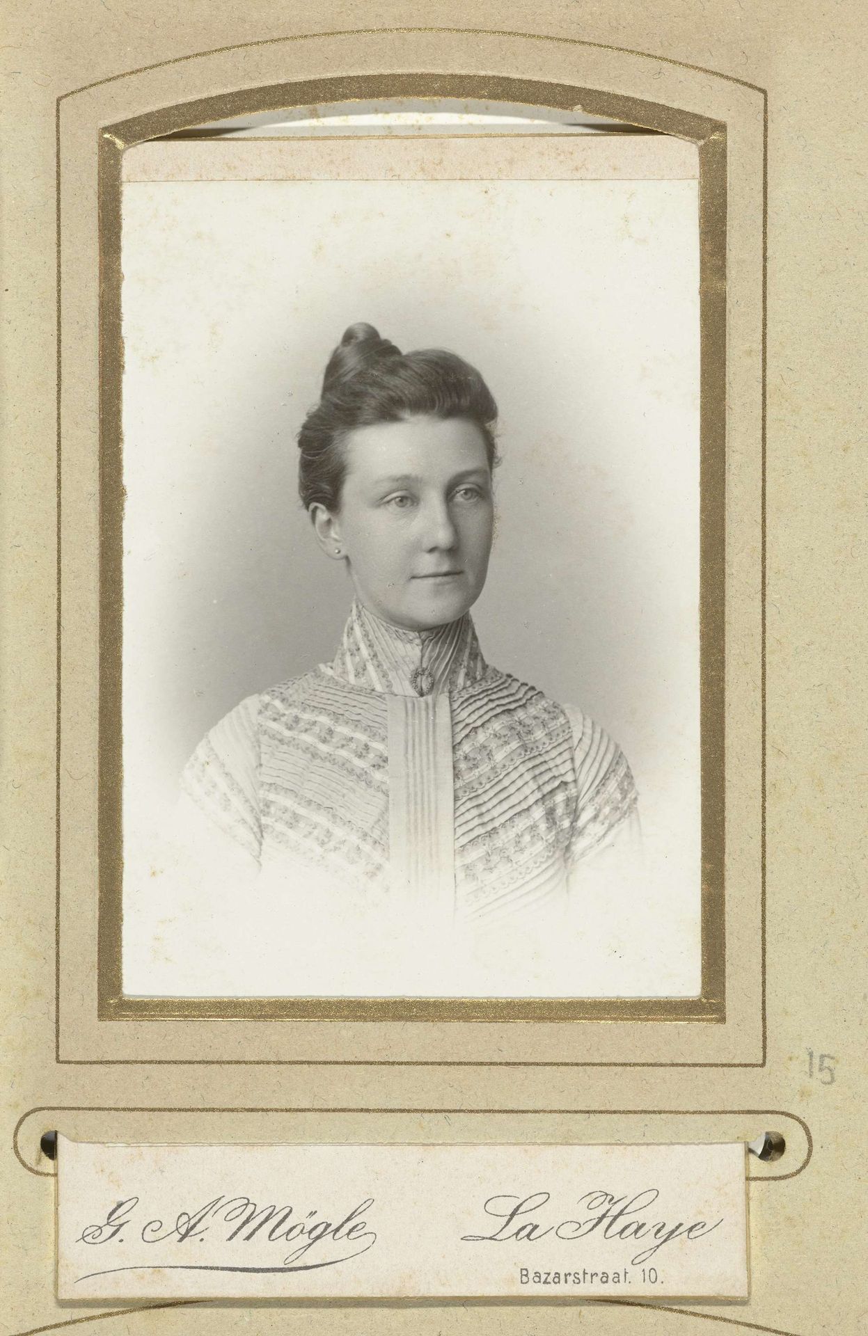 Portret van een vrouw by Gustaaf Adolf Mögle