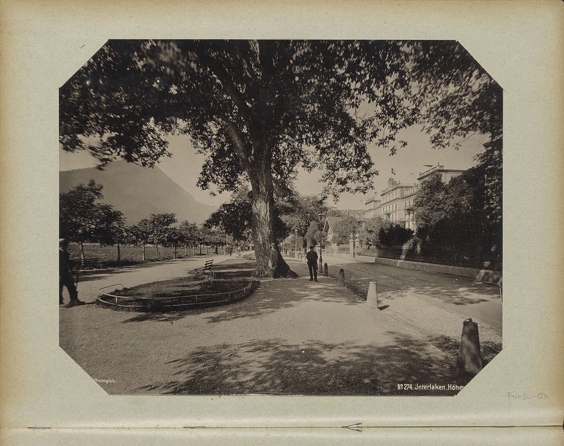 Höhenweg in Interlaken met huizen en voorbijgangers by Photoglob & Co.