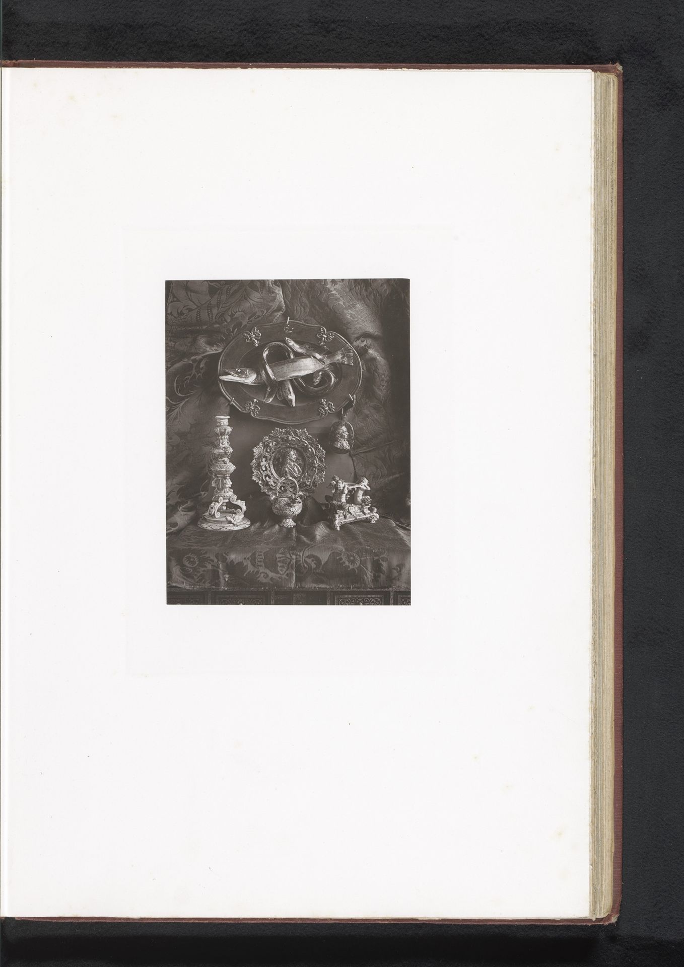 Zes objecten van aardewerk geproduceerd door Jean-Charles en Charles Avisseau, opgesteld tijdens de Exposition Rétrospective van 1873 in Tours, Frankrijk by Gabriel Blaise