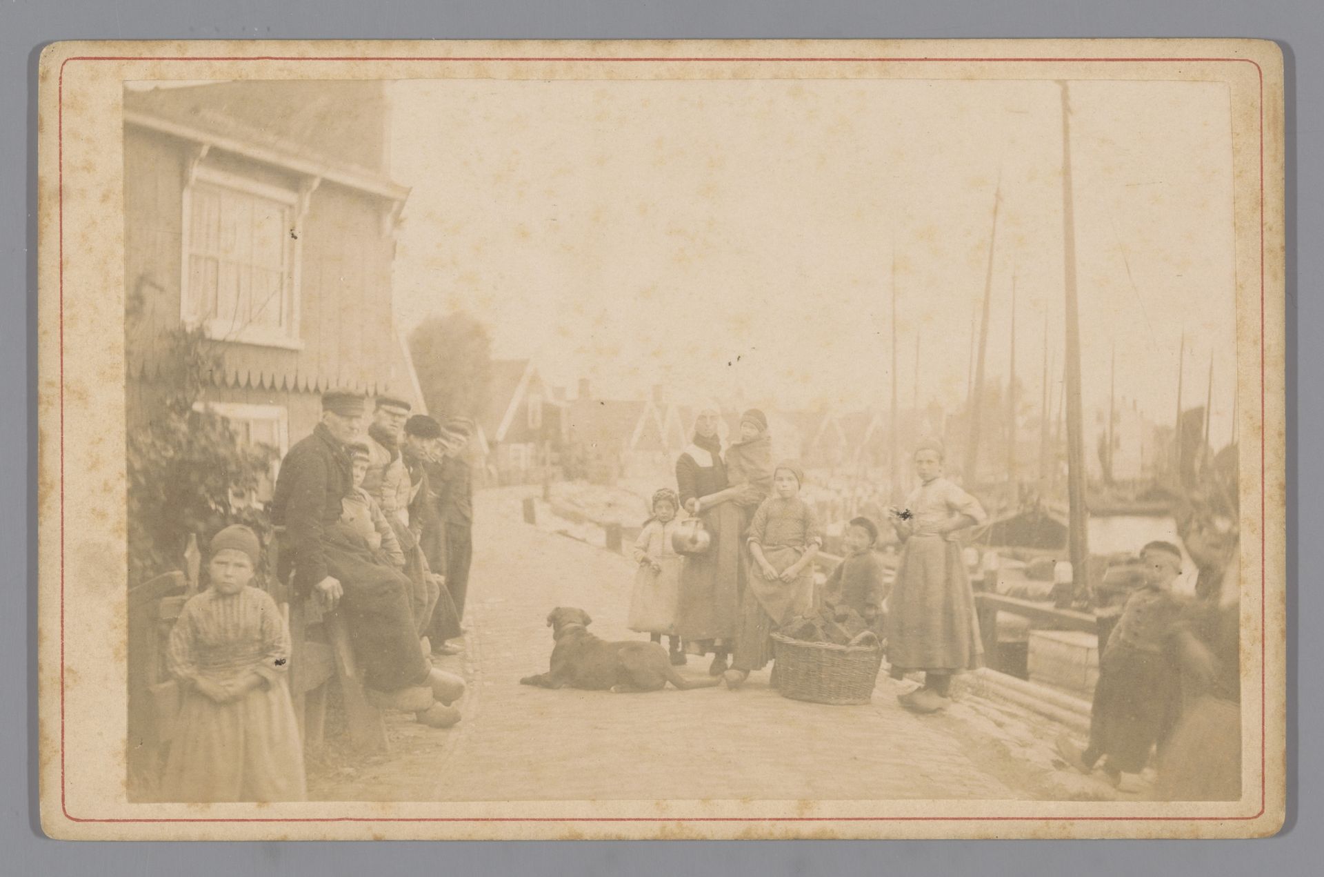 Groepsportret in klederdracht bij de haven van Volendam by Jan Siewers