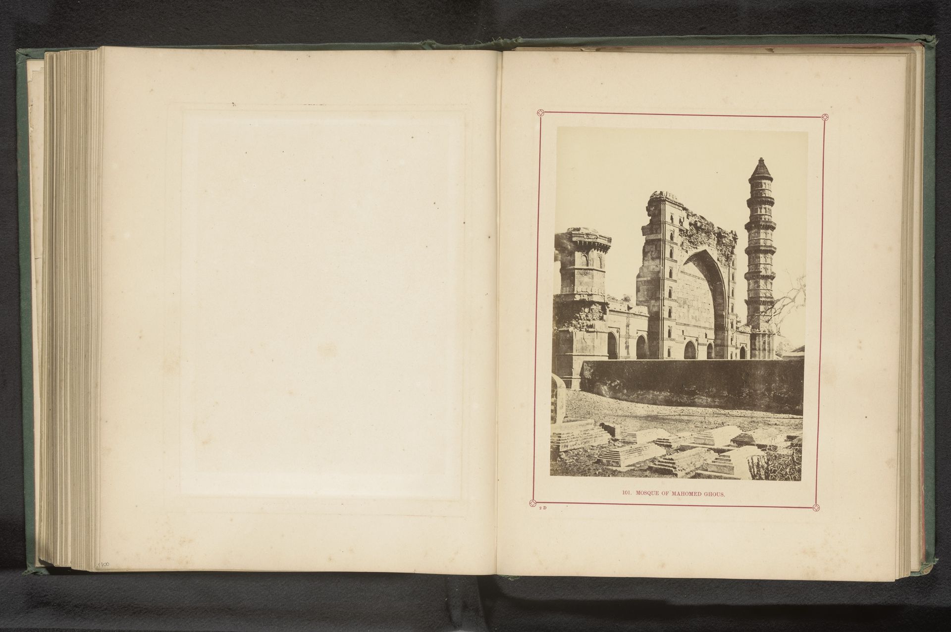 Gezicht op de Mohammed Ghous-moskee in Ahmedabad by Thomas Biggs