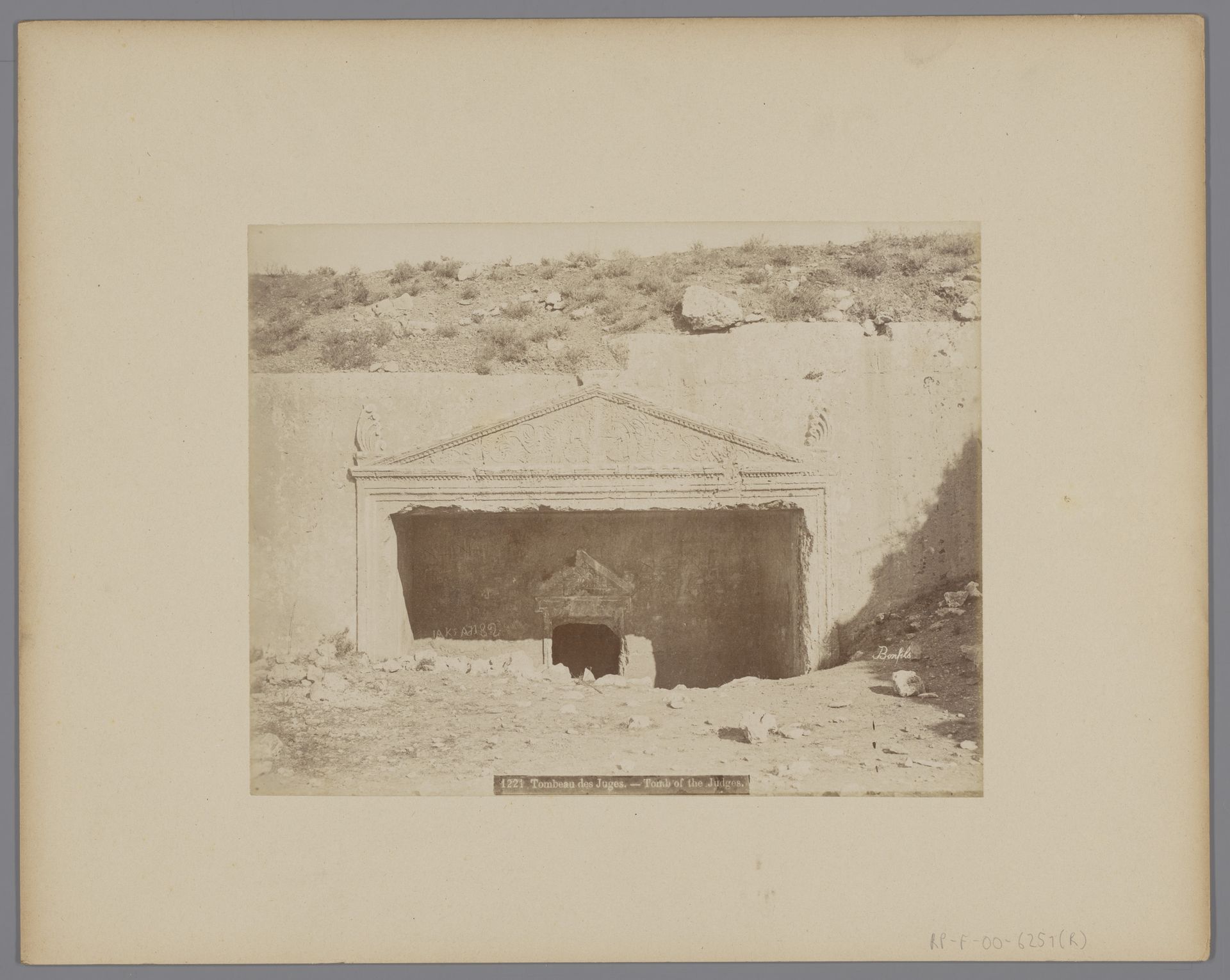 Graftombe van de rechters, bij Jeruzalem ["Tombeau des Juges/Tomb of the Judges"] by Maison Bonfils