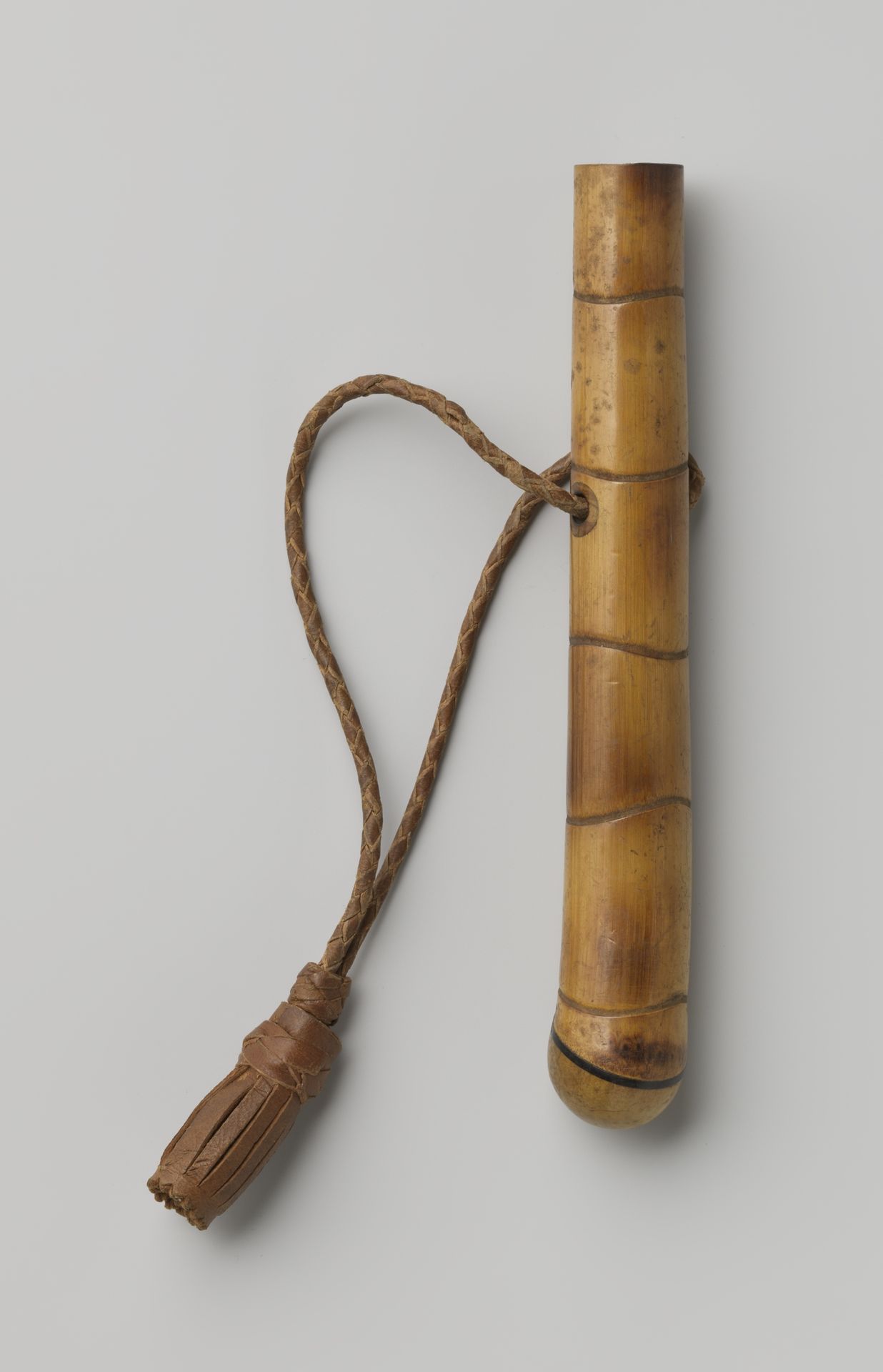 Handvat en knop uit één stuk bamboe voor een parasol of paraplu; met riem van gevlochten leer by Gustav Schnitzler