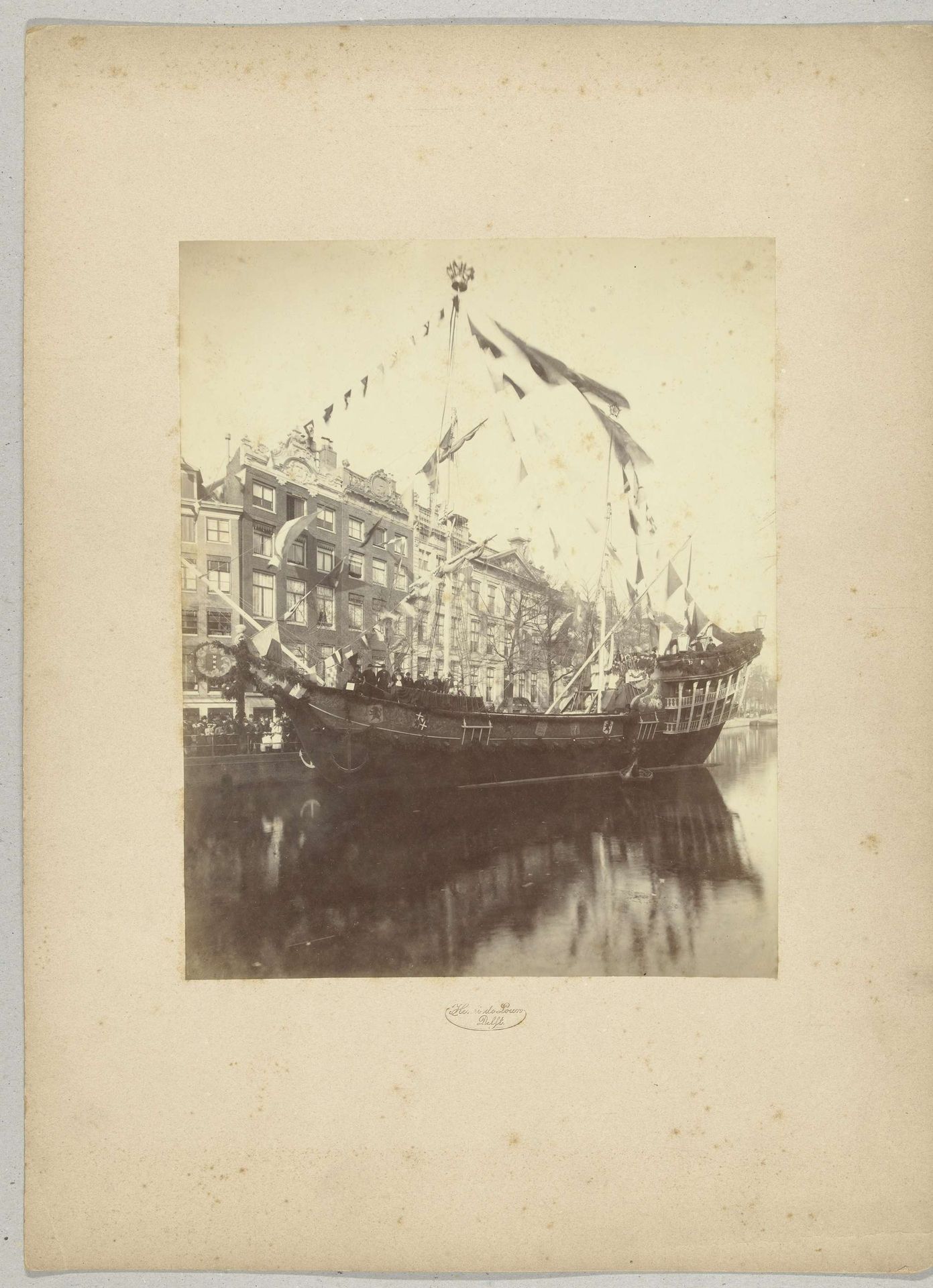 Het schip 't Willemijntje op de Herengracht tijdens de Aprilfeesten van 1887 by Henri de Louw