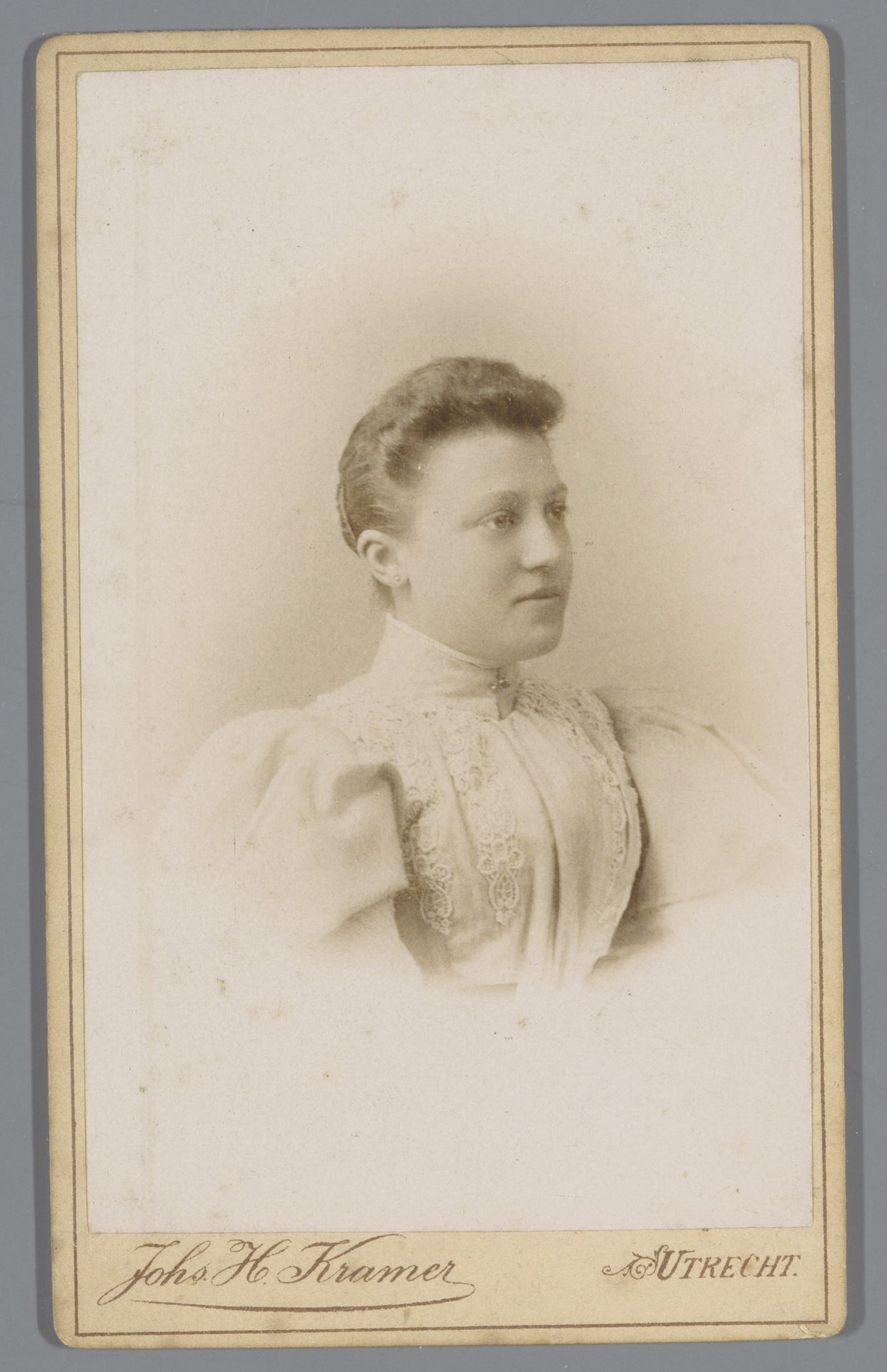Portret van een onbekende vrouw by Johannes Hendrikus Kramer