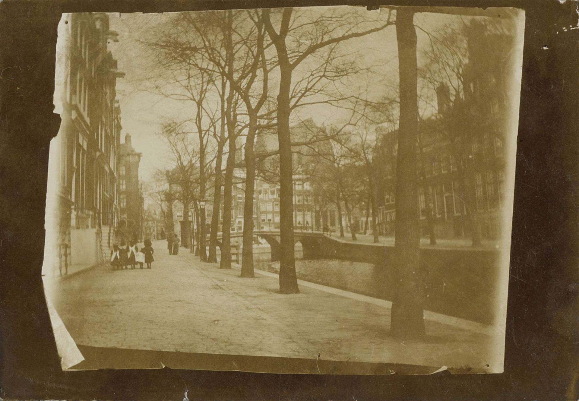 Foto van een foto met daarop de Leidsegracht te Amsterdam by George Hendrik Breitner