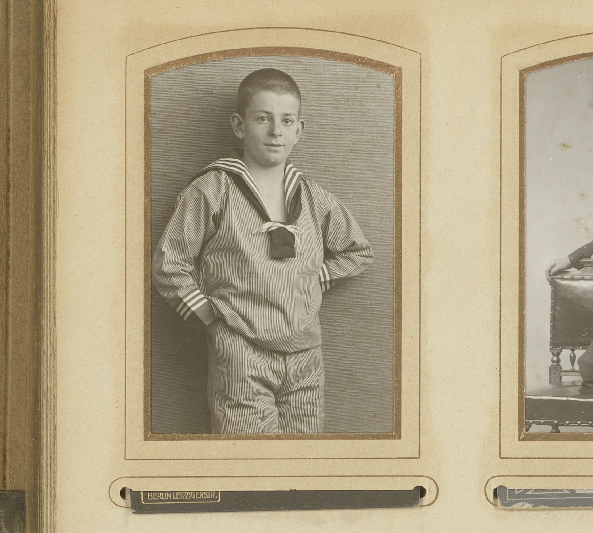 Portret van een jongen in matrozenpak by Atelier Wertheim