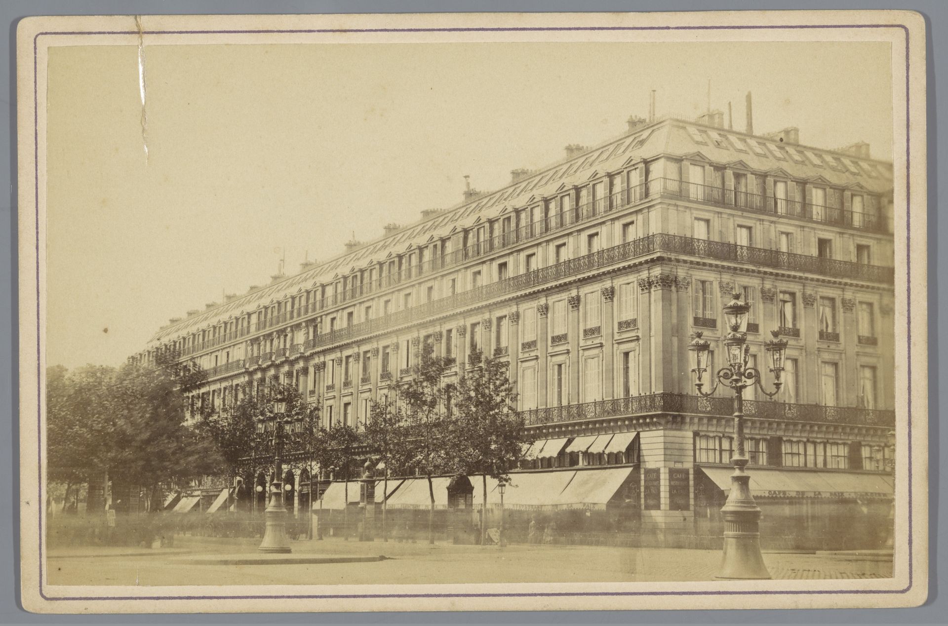 Exterieur van het Grand Hôtel aan de Boulevard des Capucines te Parijs by Compagnie Photographique Debitte & Hervé