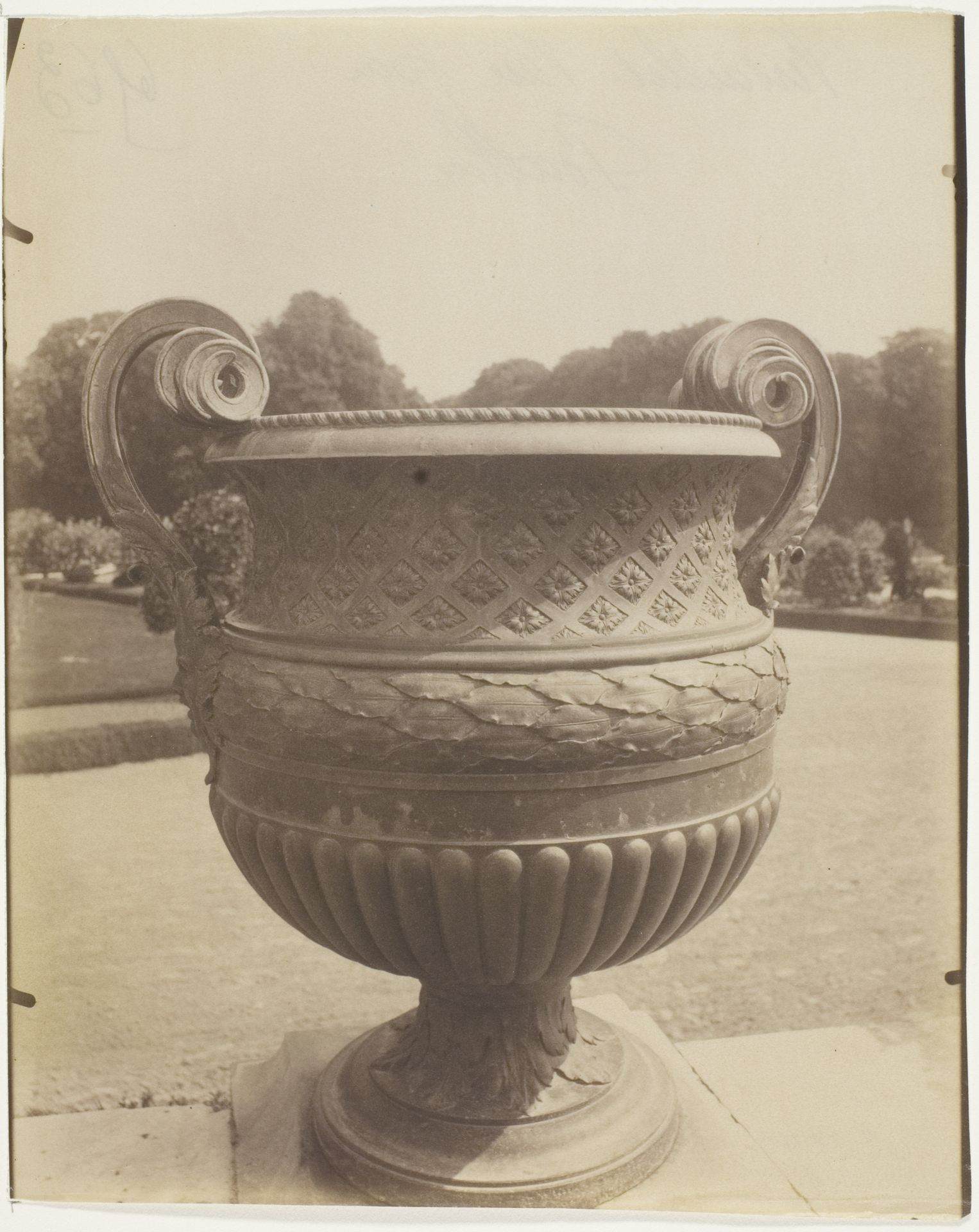 Versailles, Vase par Ballin by Eugène Atget