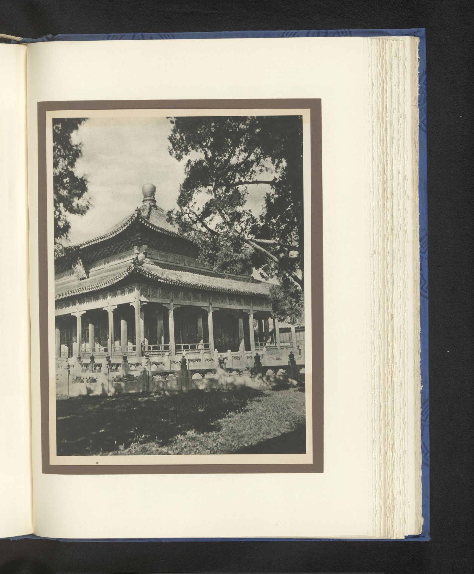 Gebouw bij de Confuciustempel te Peking by Donald Mennie