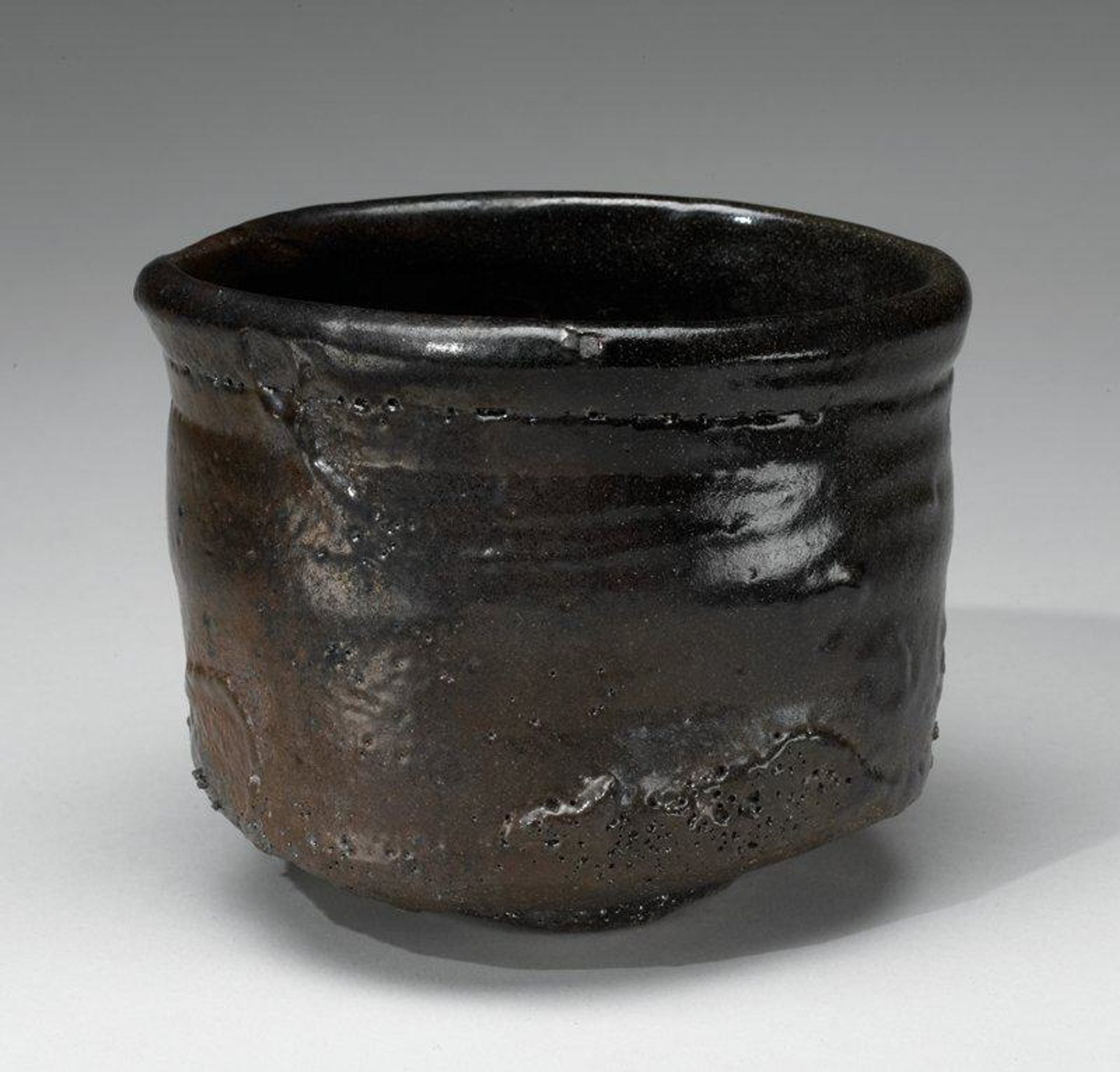 Hidashiguro-style tea bowl by Tsujimura Shirō
