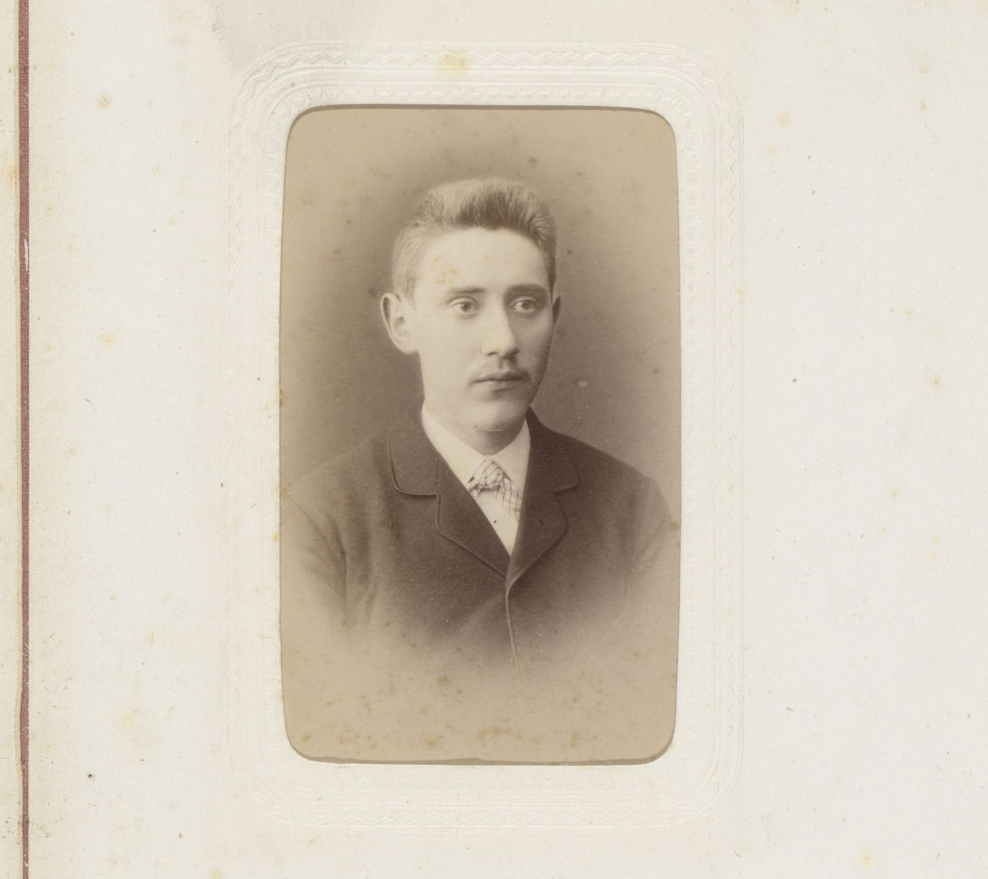Portret van een jonge man met snor by Ludwig (II) Brade