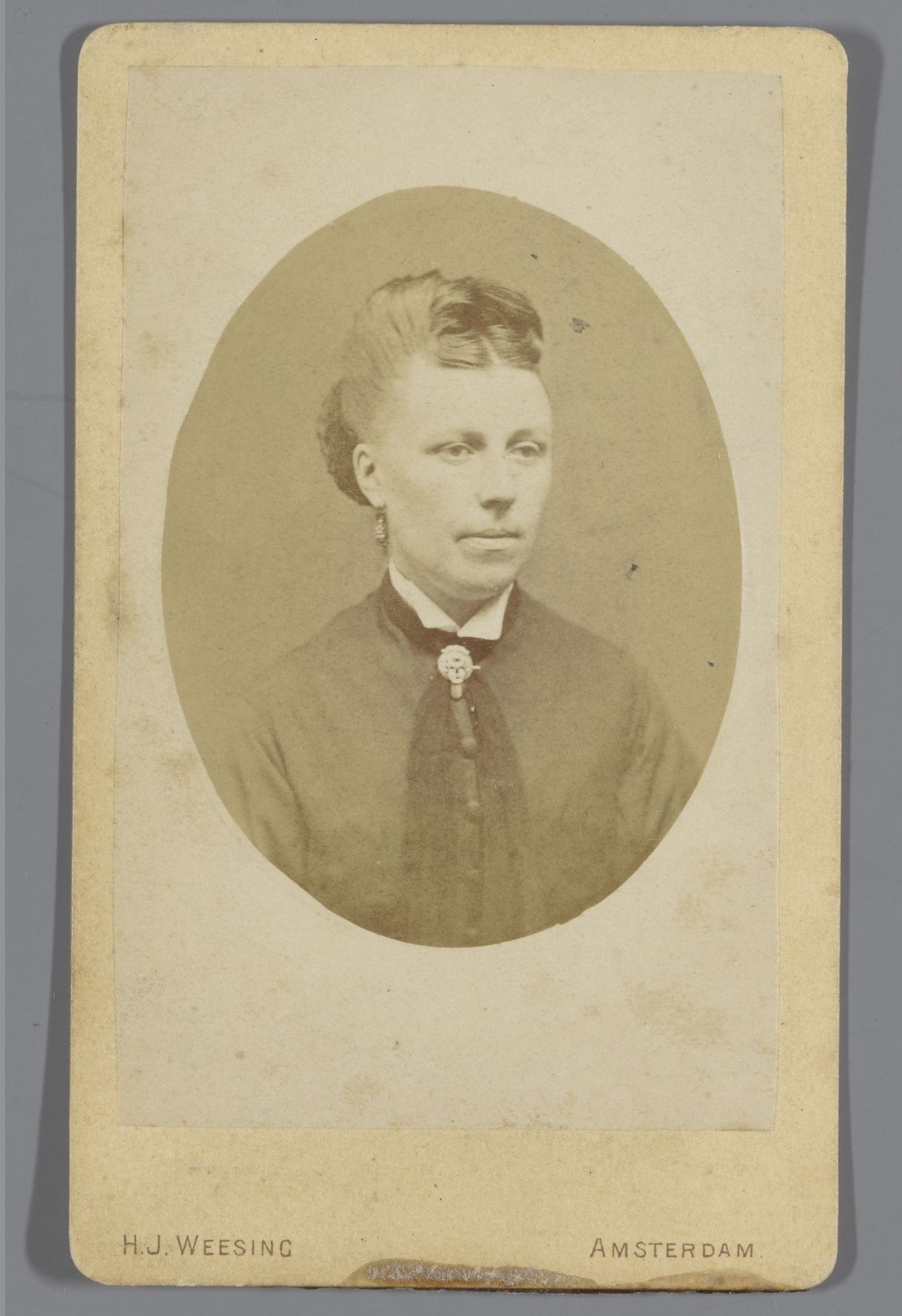 Portret van een onbekende vrouw by Hermanus Jodocus Weesing