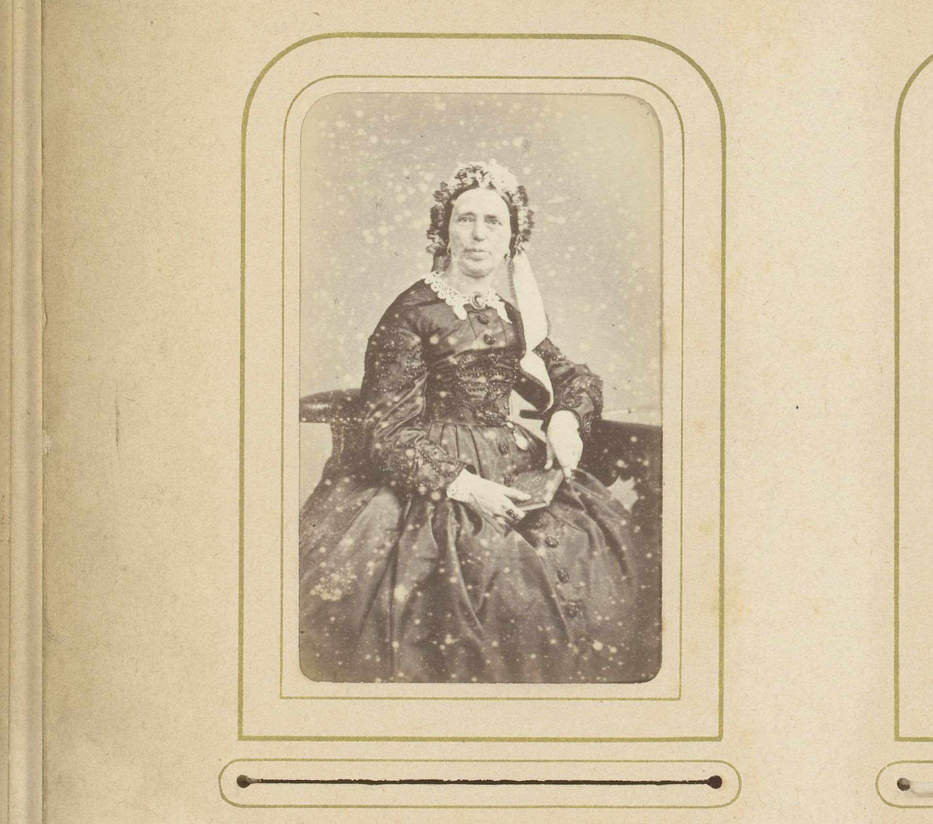 Portret van een zittende vrouw met muts by Charles Binger