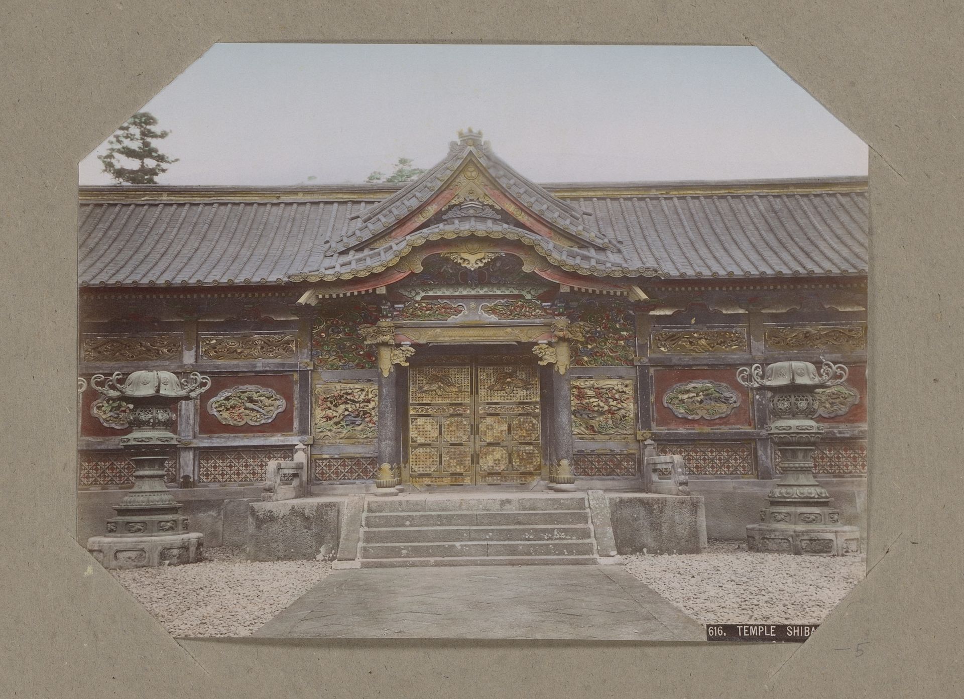 Poort van een tempel in Shiba, Tokyo, Japan by Kusakabe Kimbei