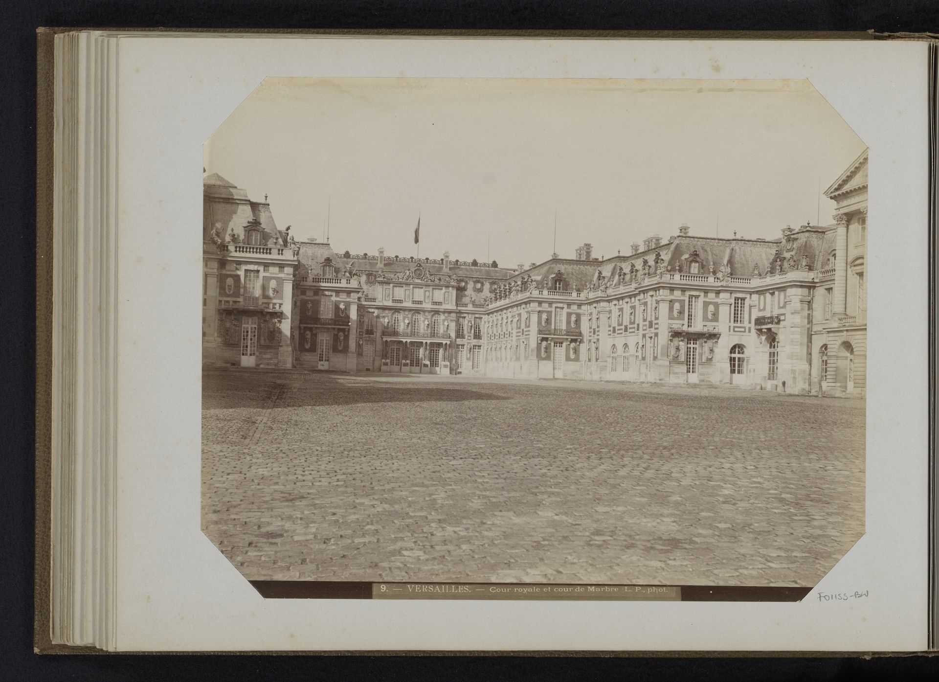 Gezicht op het Kasteel van Versailles by L.P.