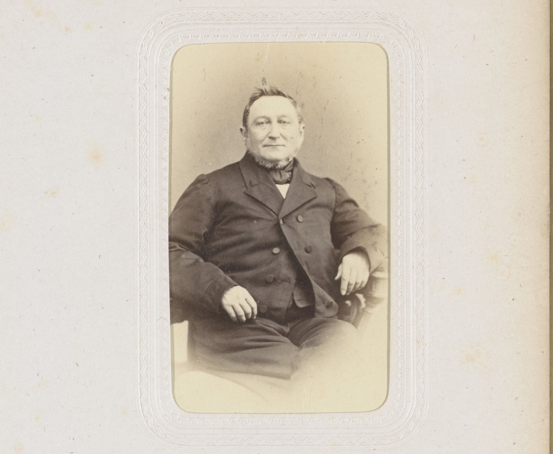 Portret van een zittende man, aangeduid als Schot by Maurits Verveer