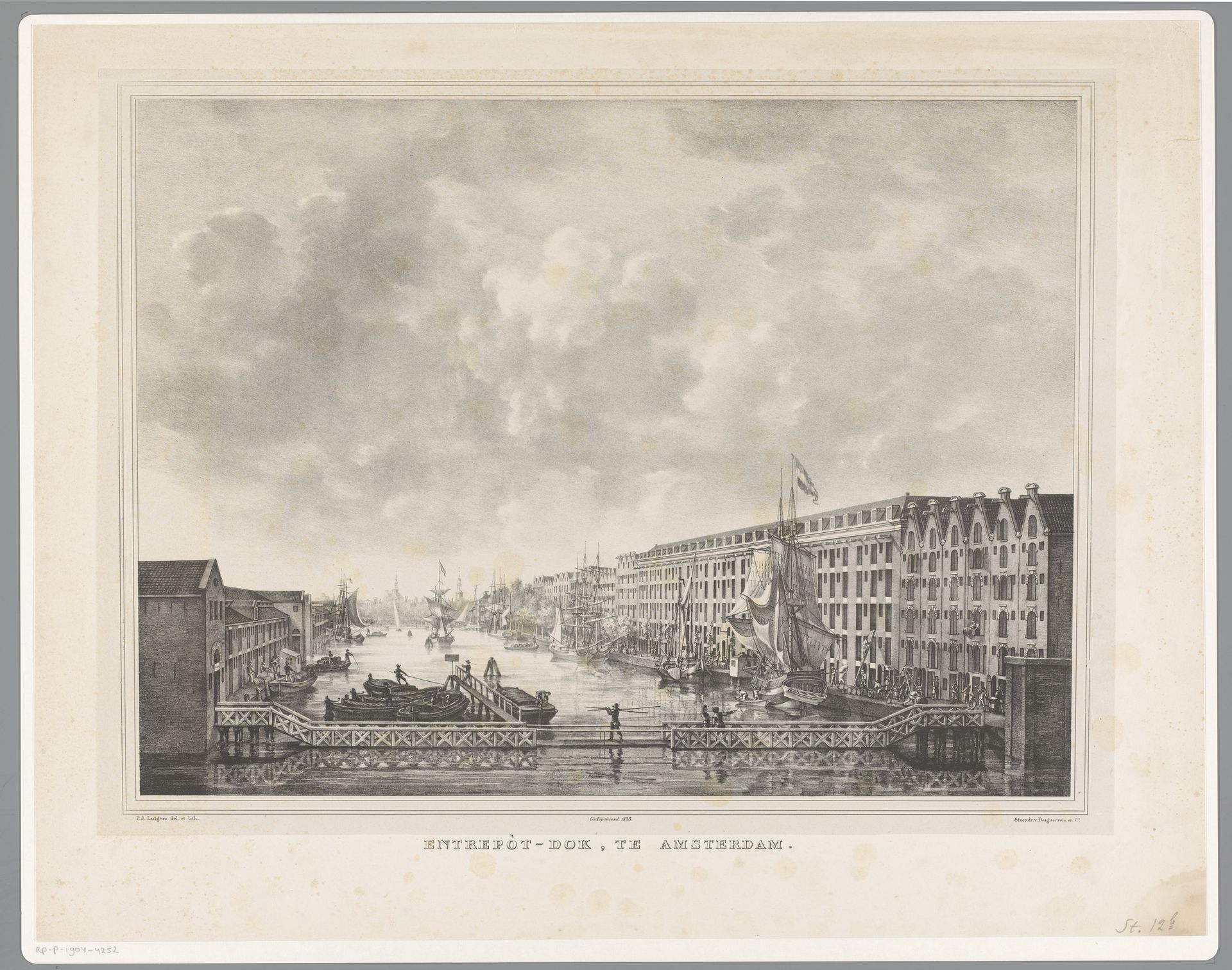 Gezicht op het Entrepotdok in Amsterdam richting het westen by Petrus Josephus Lutgers
