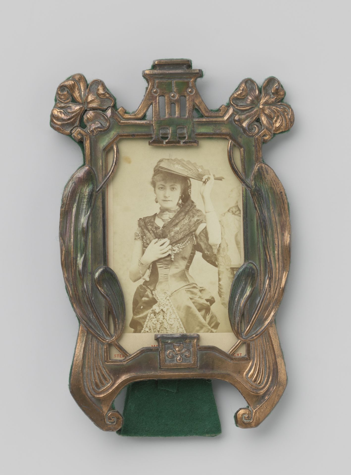 Portret van een onbekende jonge vrouw, aangeduid als Madame Modjeska, met waaier en omslagdoek by Stereoscopic Co.