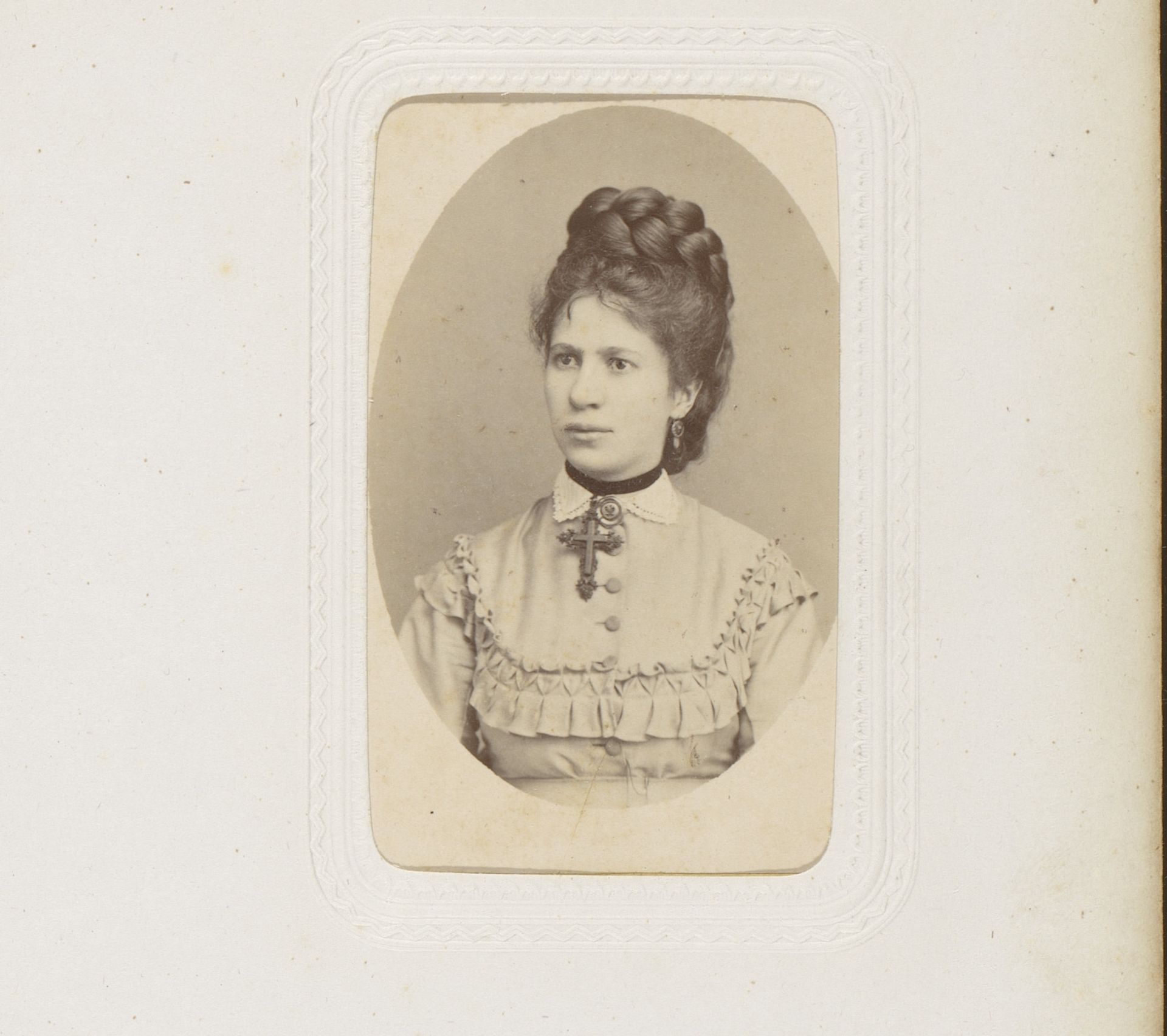 Portret van een vrouw met halsketting met kruis by Jean Baptiste Feilner
