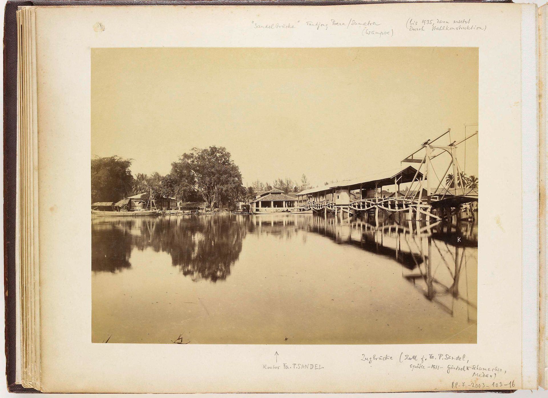 Het kantoor van de Firma Sandel met de hangbrug over de Wampoe rivier, Tandjong Poera,  Langkat Sumatra by Heinrich Ernst & Co