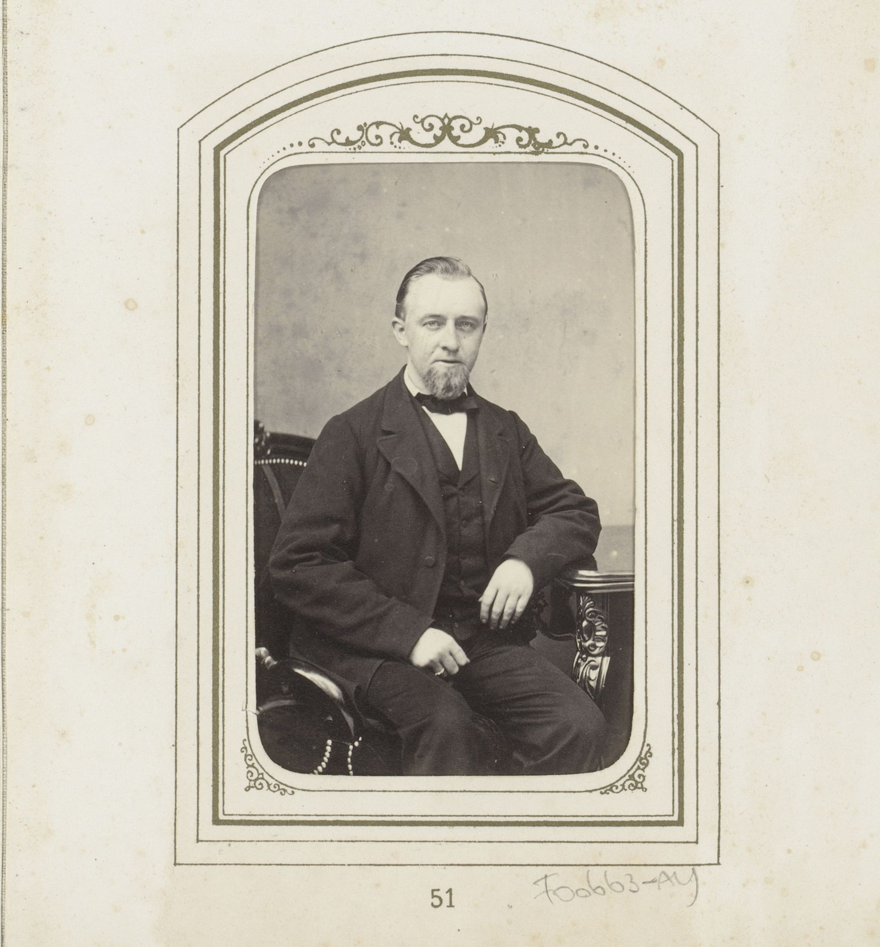 Portret van een zittende man by Eduard Fuchs