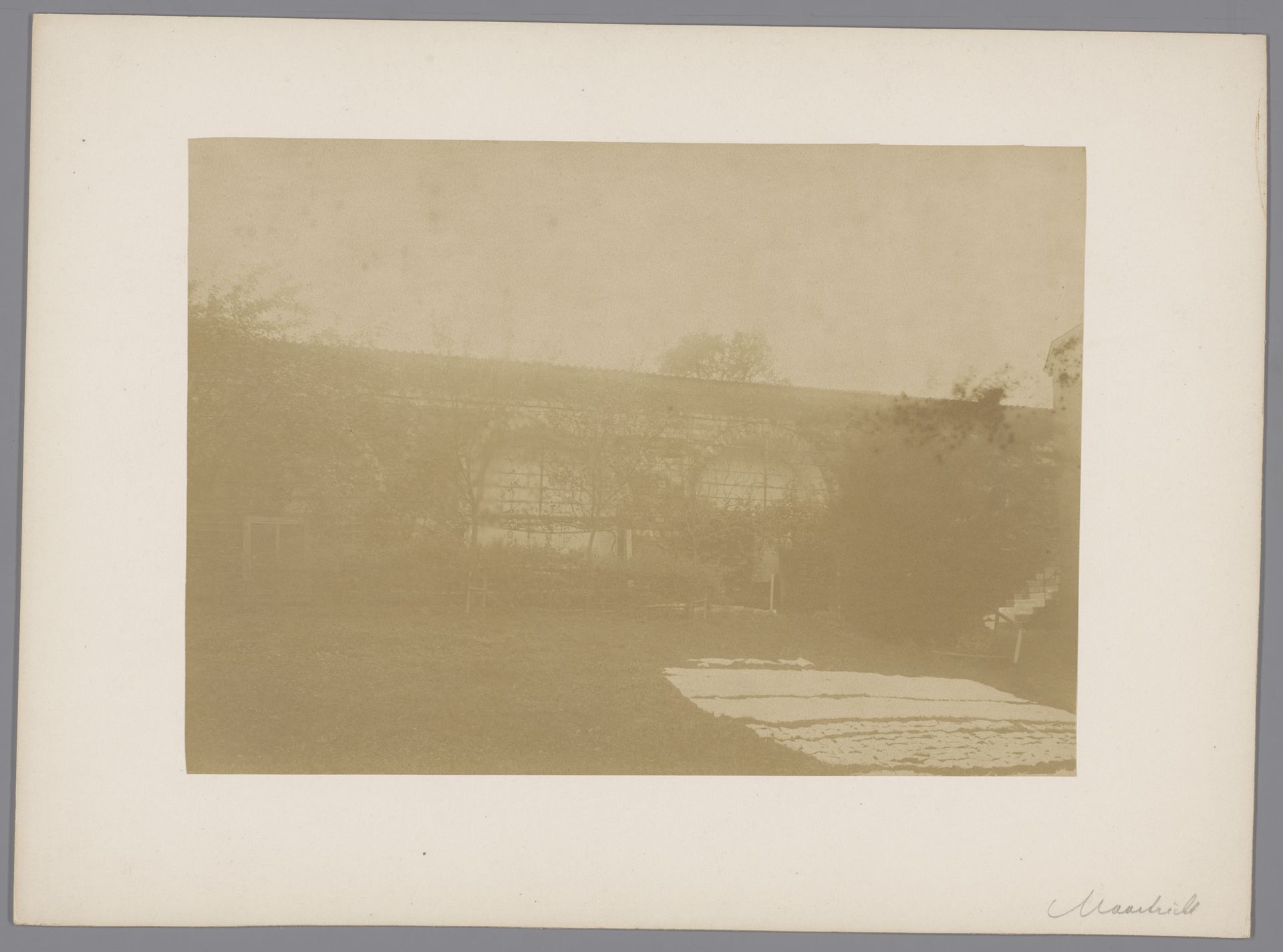 Gezicht op de oude walmuur in de tuin van de Zusters onder de bogen te Maastricht by anoniem (Monumentenzorg)