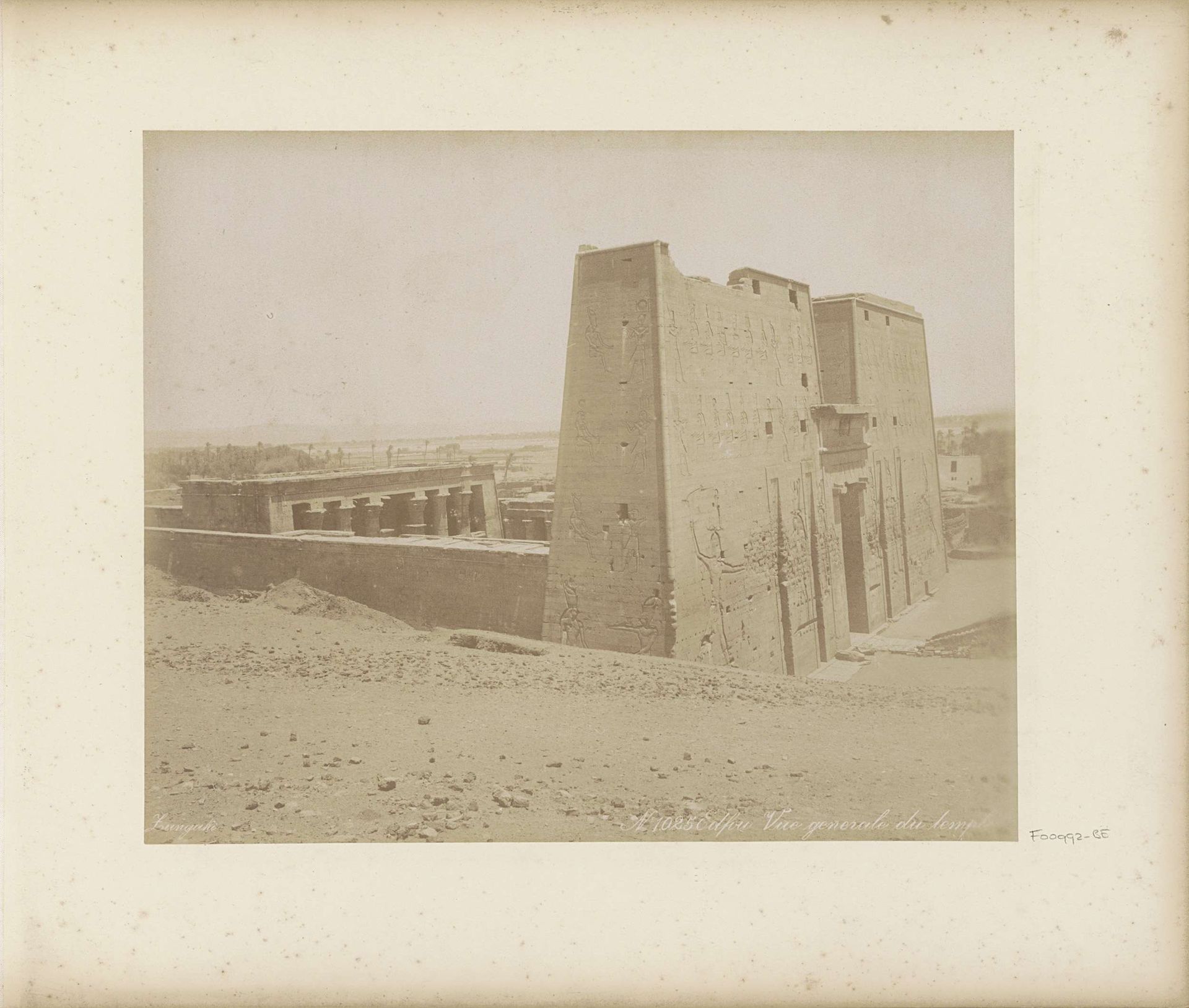 Gezicht op de Tempel van Horus in Edfu by C. & G. Zangaki