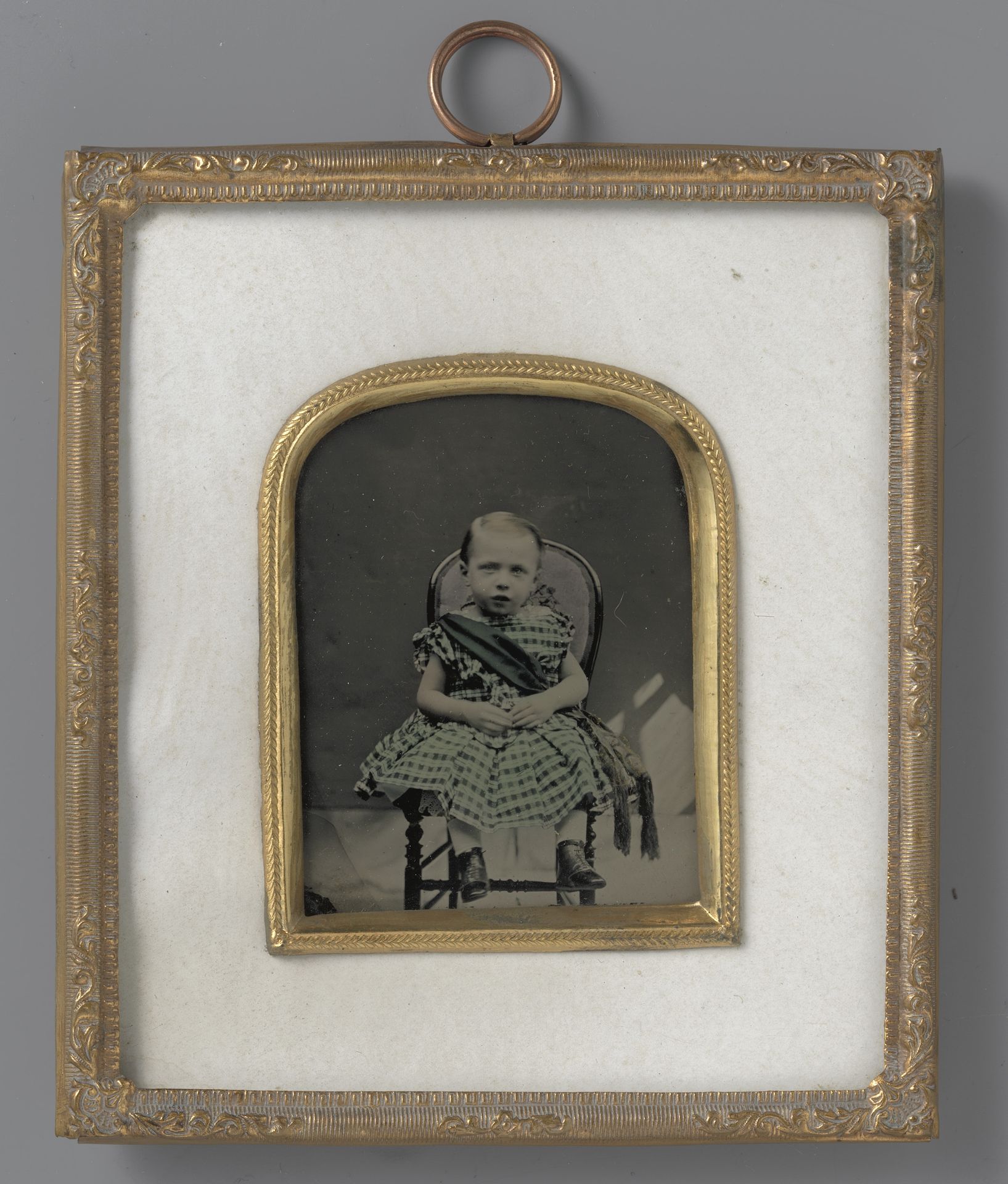 Portret van een onbekend zittend meisje by W. Savery
