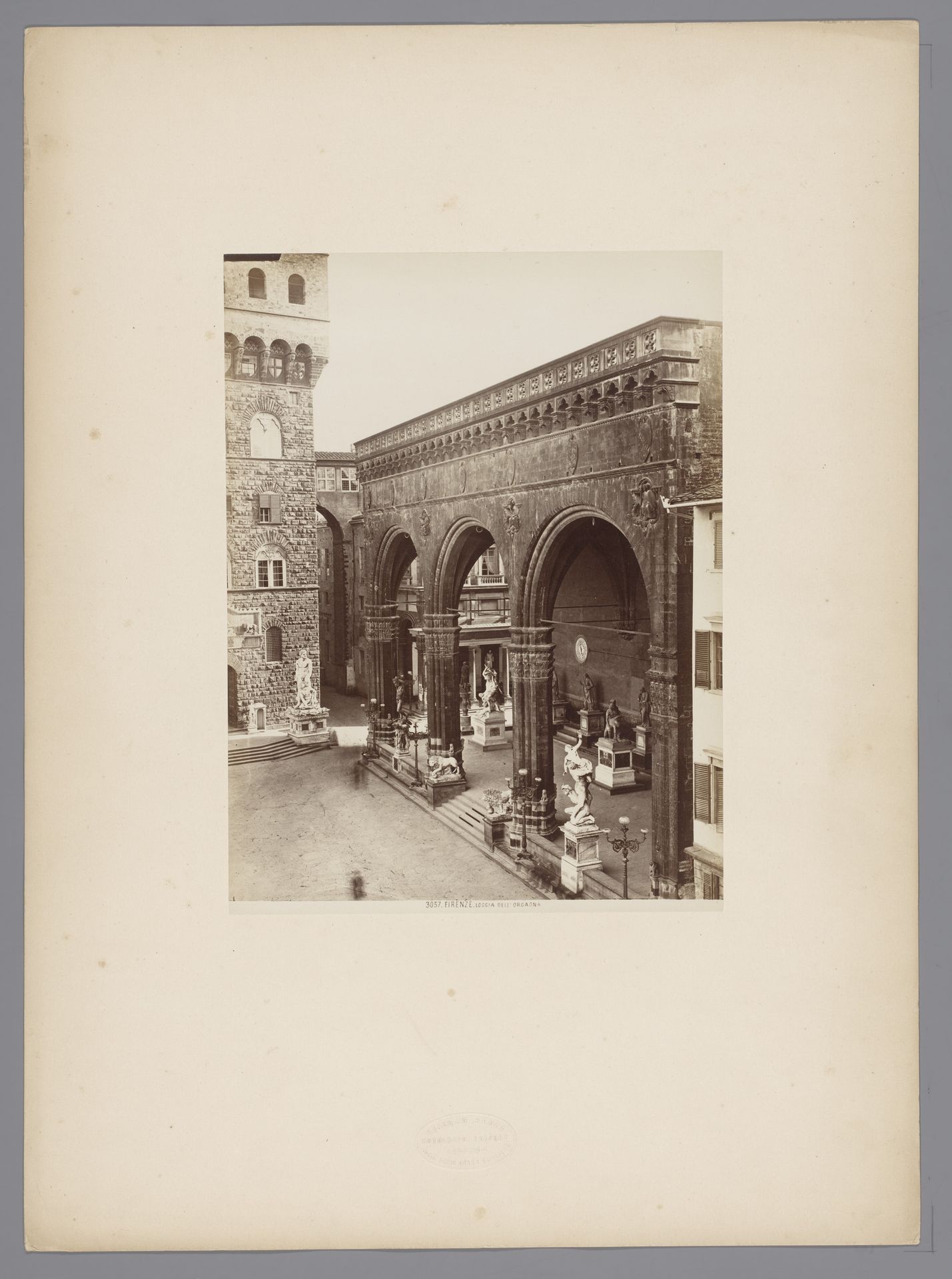 Gezicht op de Loggia dei Lanzi te Florence, Italië by Giacomo Brogi