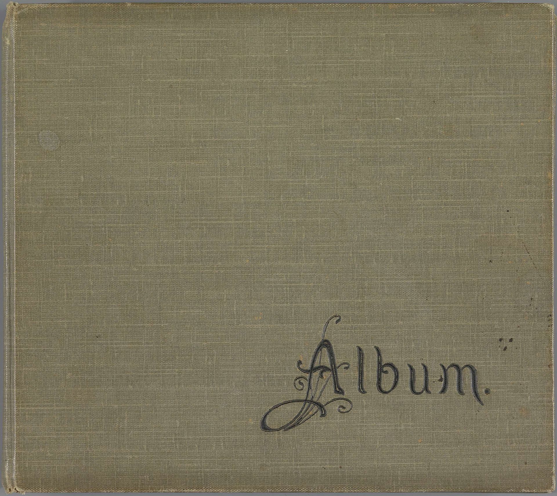 Fotoalbum met opnames van Ad, Johanna en Han van der Kop, hun moeder W.G. Hoogendijk en familieleden by Willem Carel van der Kop