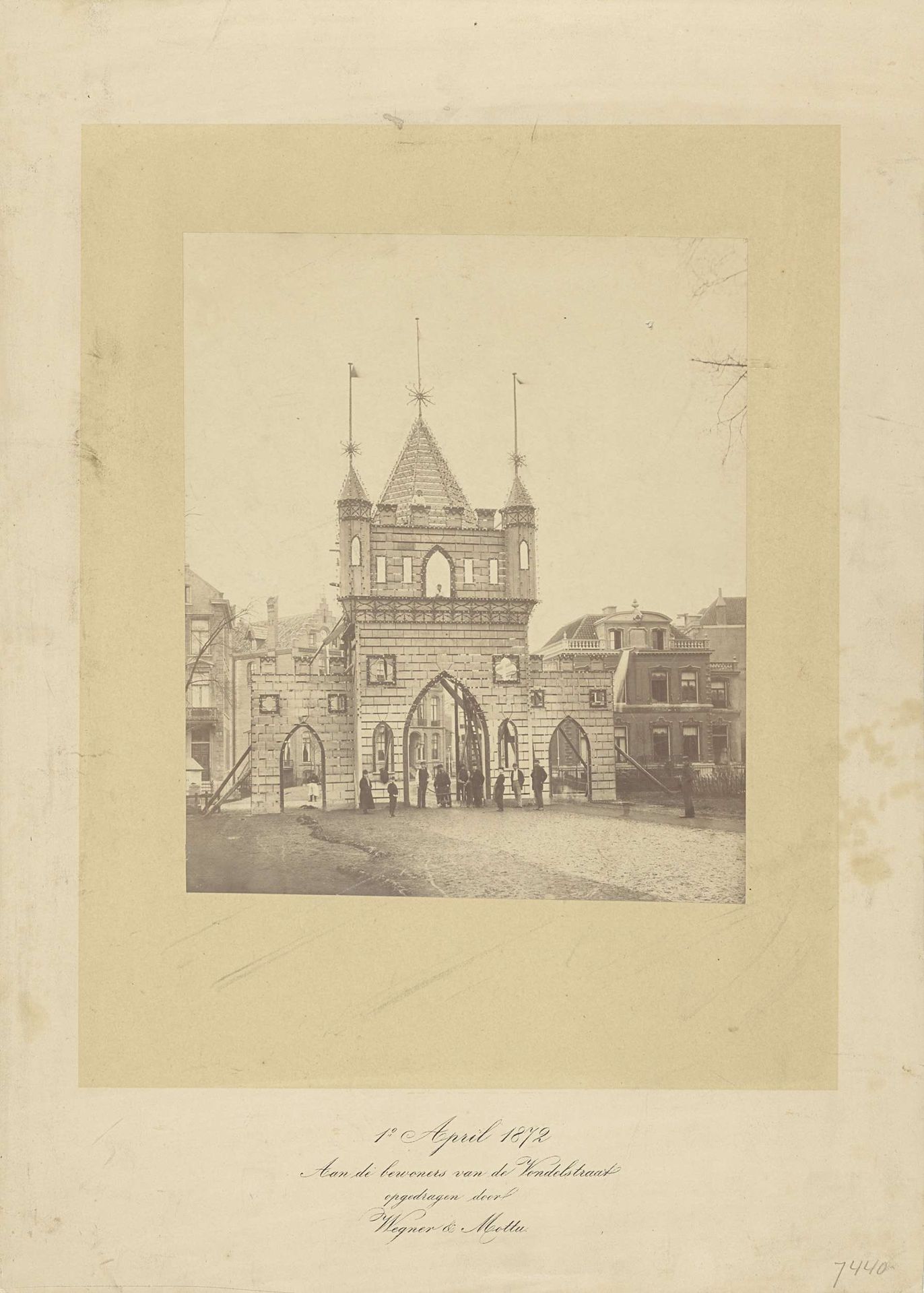 Erepoort bij de ingang van de Vondelstraat te Amsterdam tijdens het Aprilfeest 1872 by Wegner & Mottu