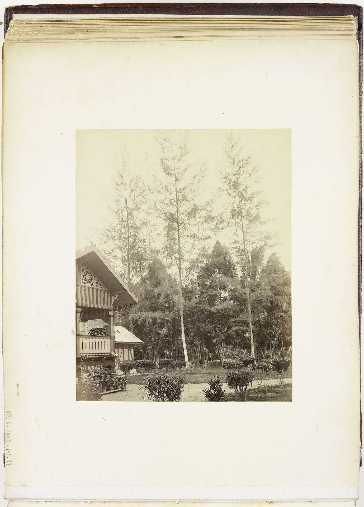 Gezicht op huis met tuin en hoge bomen,  Langkat Sumatra by Heinrich Ernst & Co