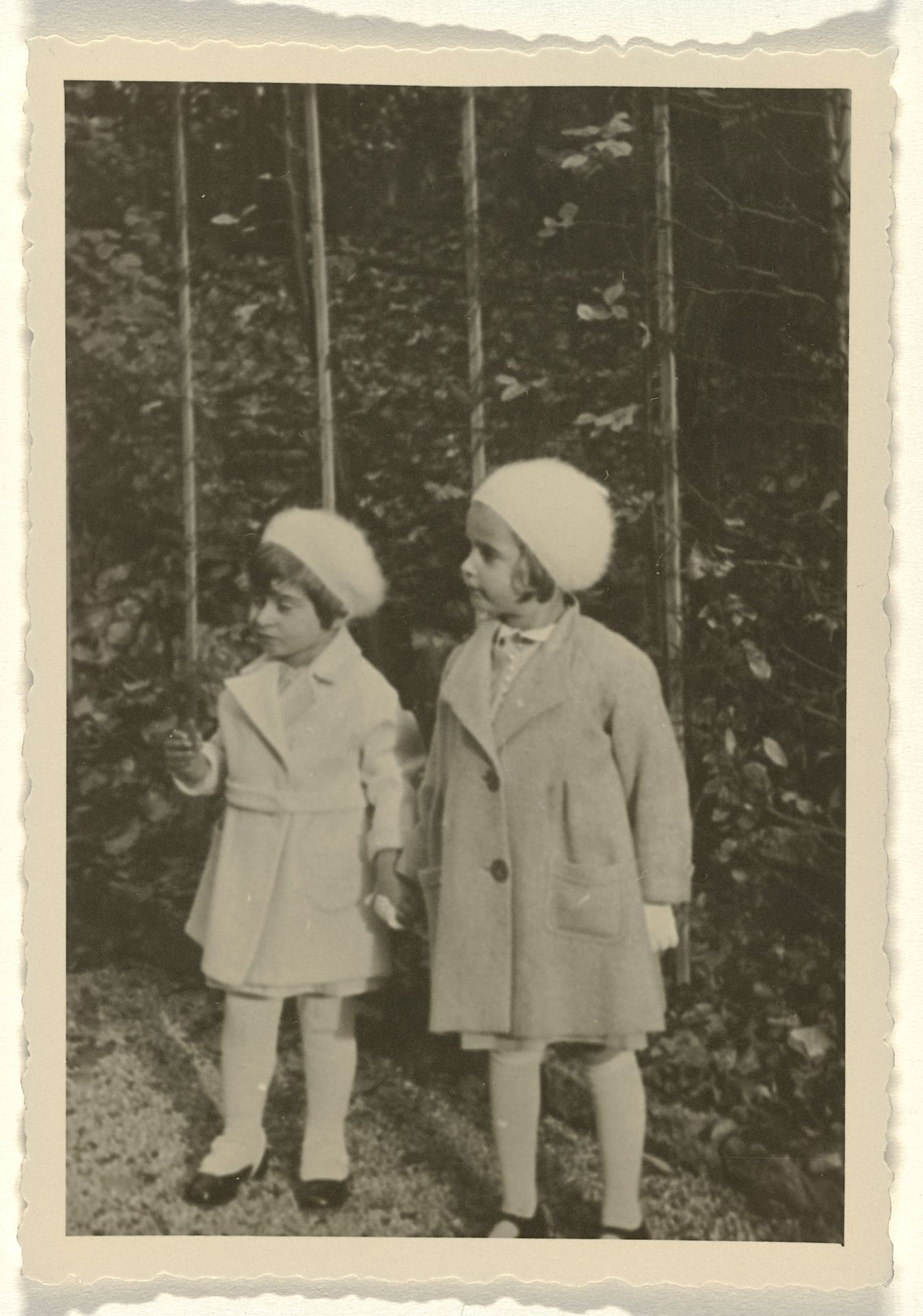 Isabel Wachenheimer en een onbekend meisje in Württemberg in januari 1933 by Anonymous