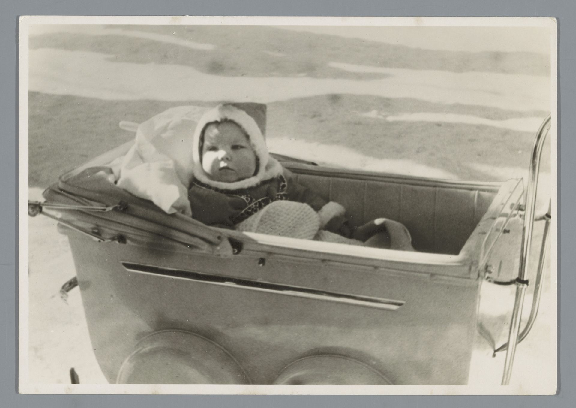 Prinses Beatrix in een kinderwagen tijdens de wintersportvakantie in Grindelwald, Zwitserland by Anonymous